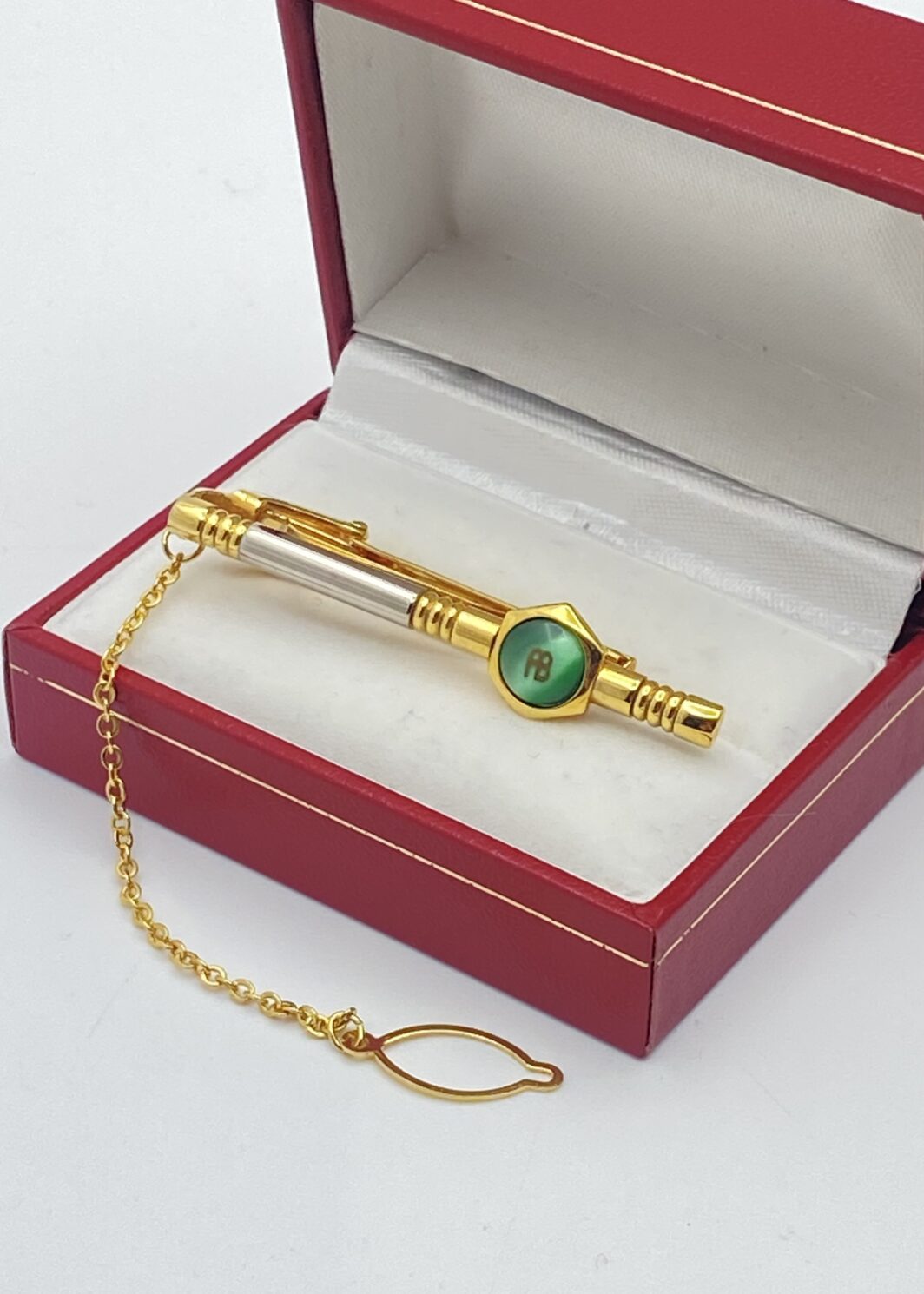 ELEGANTE FERMACRAVATTA VINTAGE, FIRMATO “COUNTESS MARA”, IN METALLO ARGENTATO E DORATO, CON PASTA DI VETRO VERDE. ITALIA, ANNI ‘70