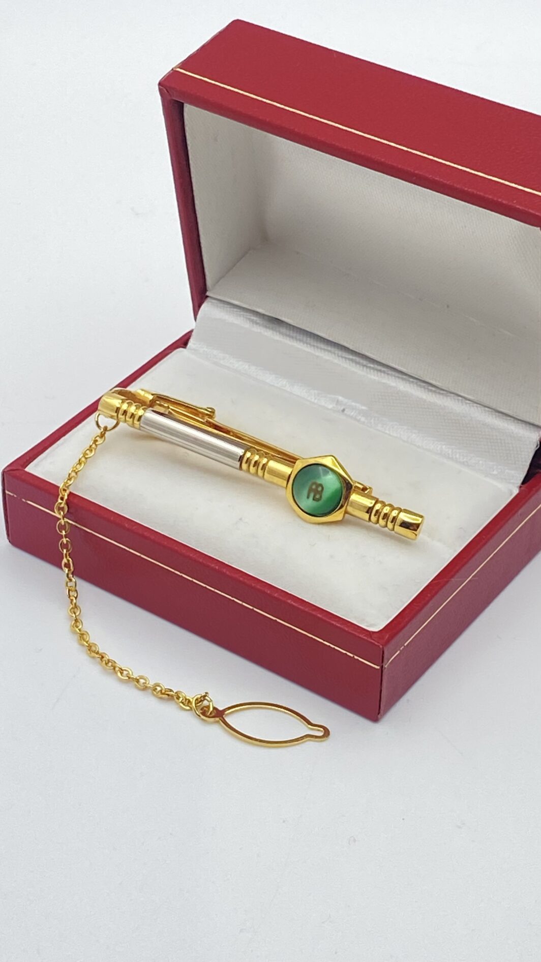 ELEGANTE FERMACRAVATTA VINTAGE, FIRMATO “COUNTESS MARA”, IN METALLO ARGENTATO E DORATO, CON PASTA DI VETRO VERDE. ITALIA, ANNI ‘70