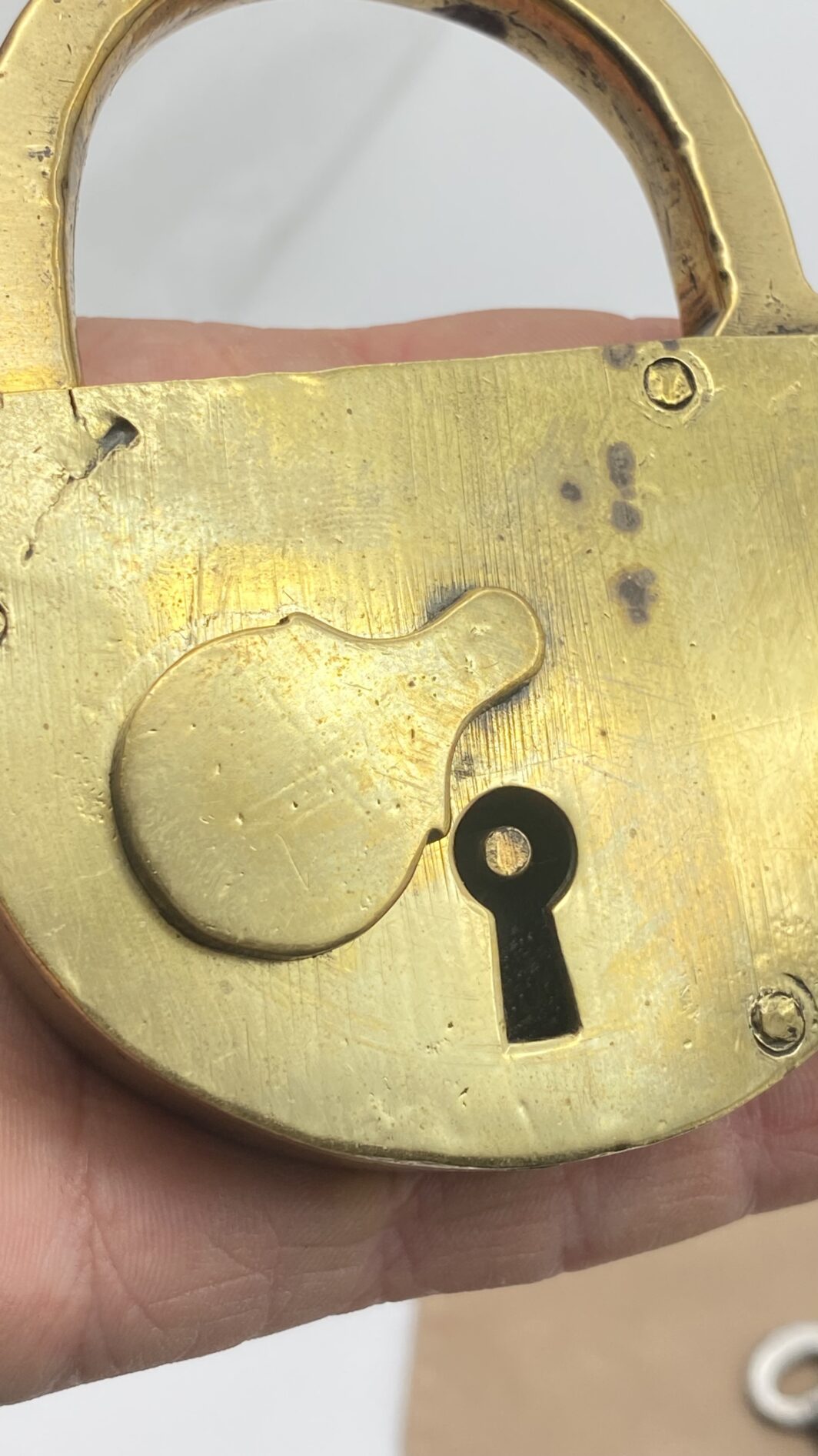 LUCCCHETTO VITTORIANO IN BRONZO CON CHIAVE ORIGINALE - immagine 11
