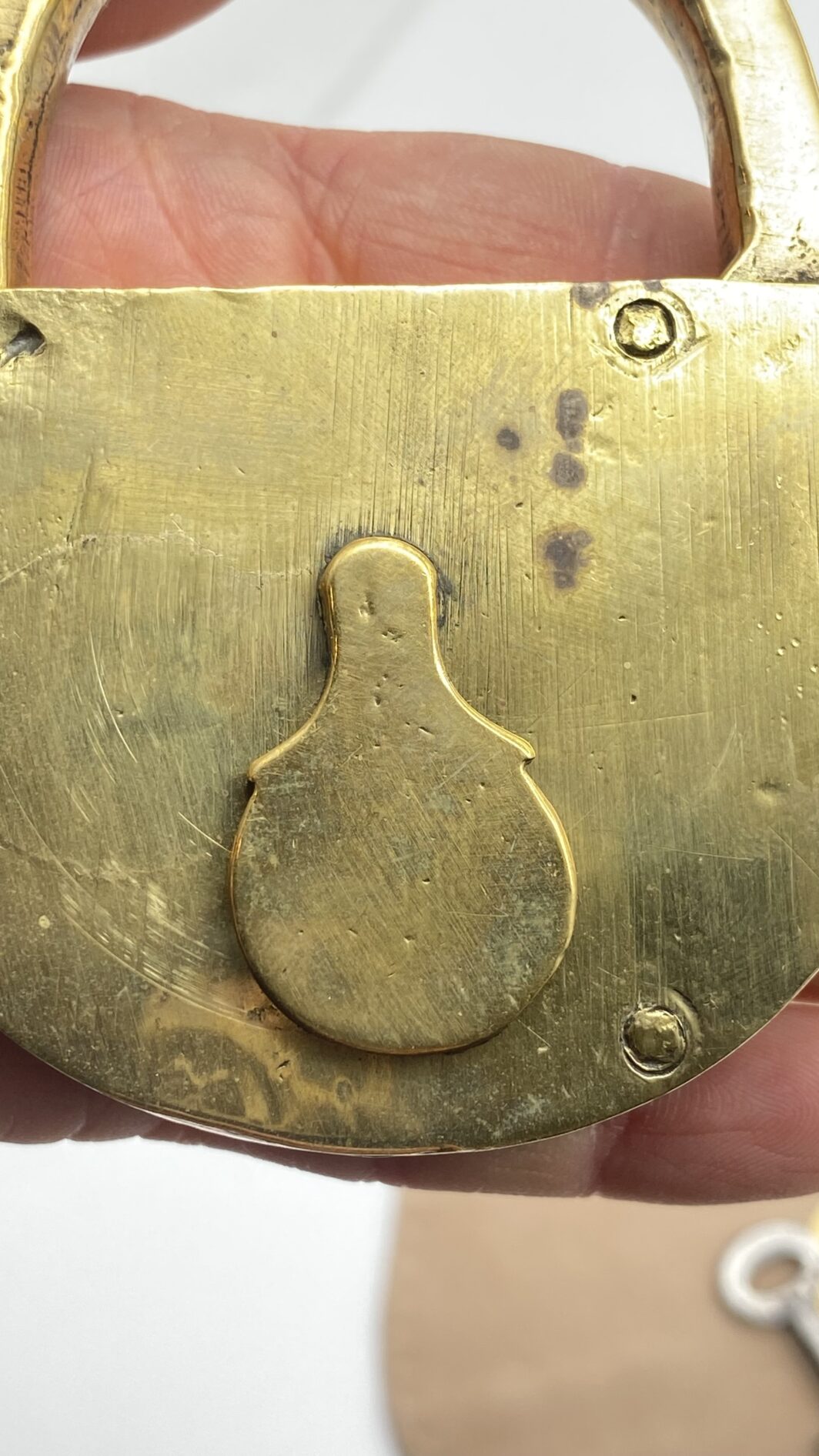LUCCCHETTO VITTORIANO IN BRONZO CON CHIAVE ORIGINALE - immagine 10