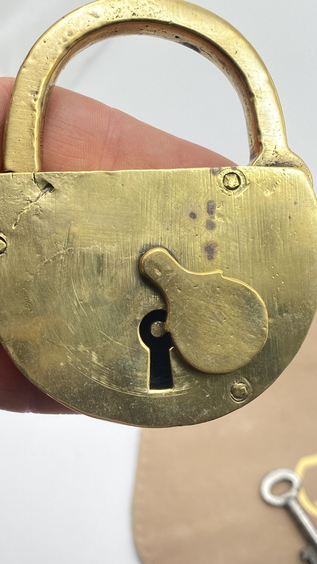 LUCCCHETTO VITTORIANO IN BRONZO CON CHIAVE ORIGINALE - immagine 9
