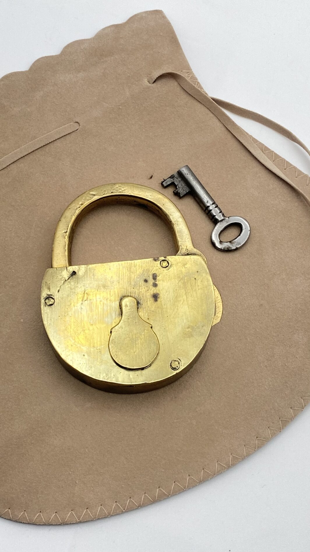 LUCCCHETTO VITTORIANO IN BRONZO CON CHIAVE ORIGINALE - immagine 2