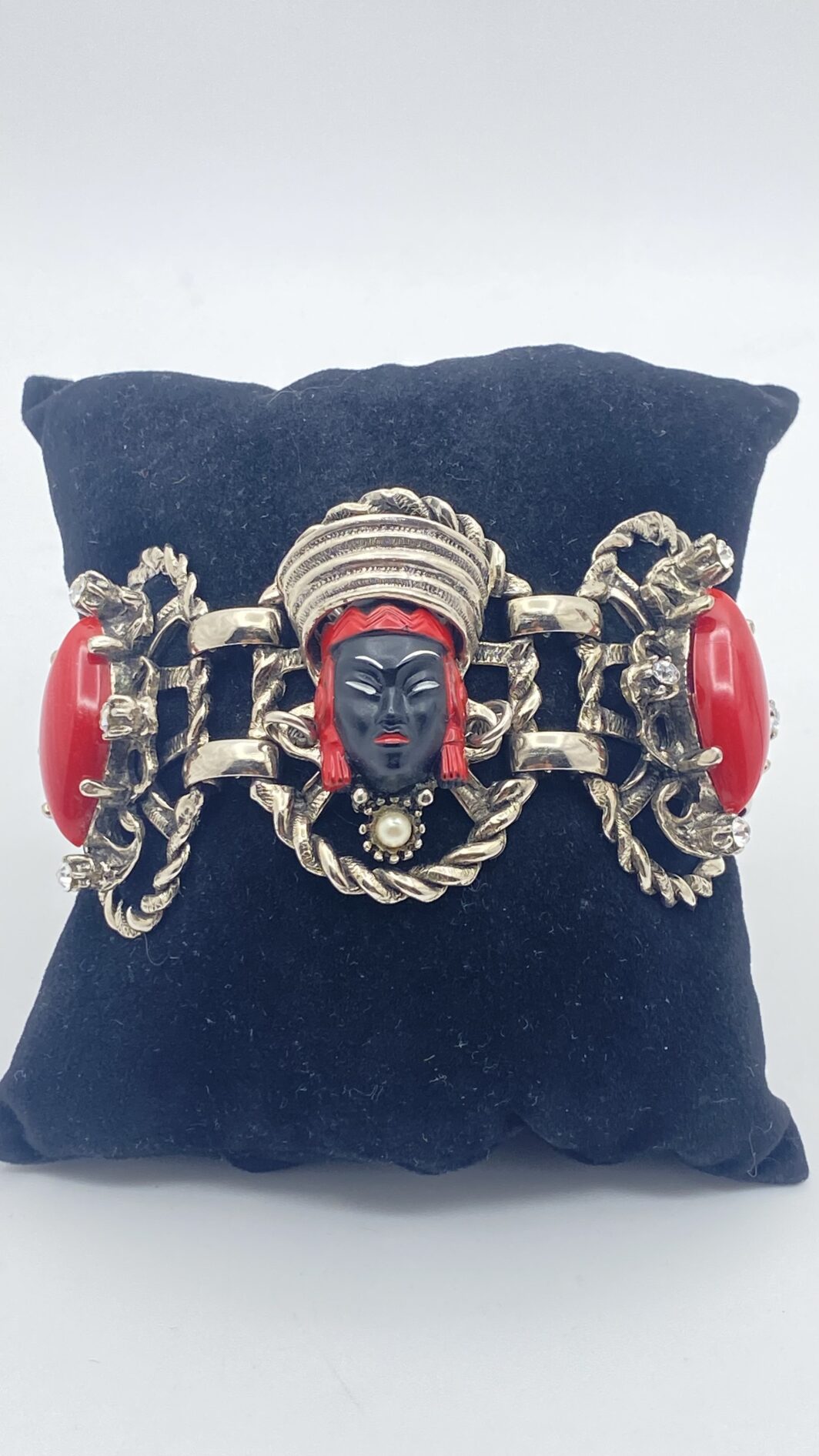 “REGINE D’ORIENTE” – DEMI PARURE SELRO ANNI ’50 IN BACHELITE, STRASS E PASTE DI VETRO. COLLEZIONE “SELRO SELINI”, USA ANNI ‘50. - immagine 28