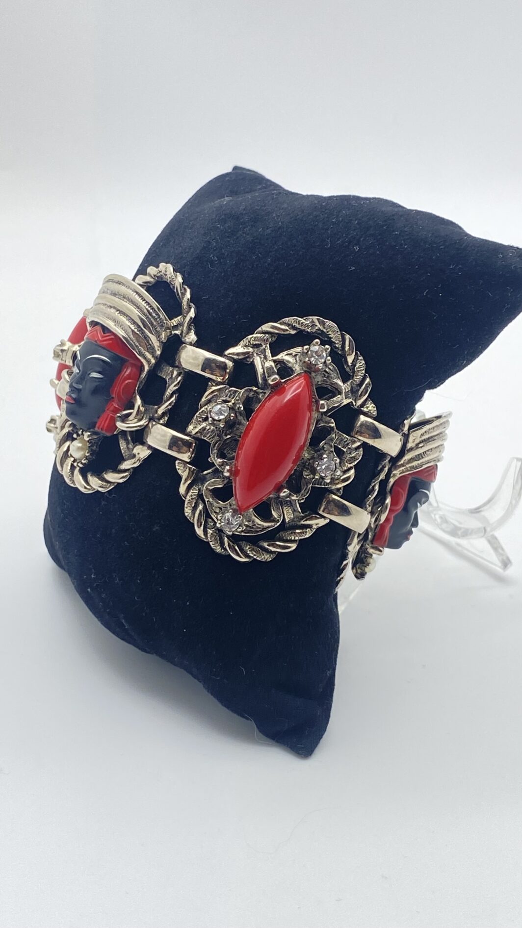 “REGINE D’ORIENTE” – DEMI PARURE SELRO ANNI ’50 IN BACHELITE, STRASS E PASTE DI VETRO. COLLEZIONE “SELRO SELINI”, USA ANNI ‘50. - immagine 27