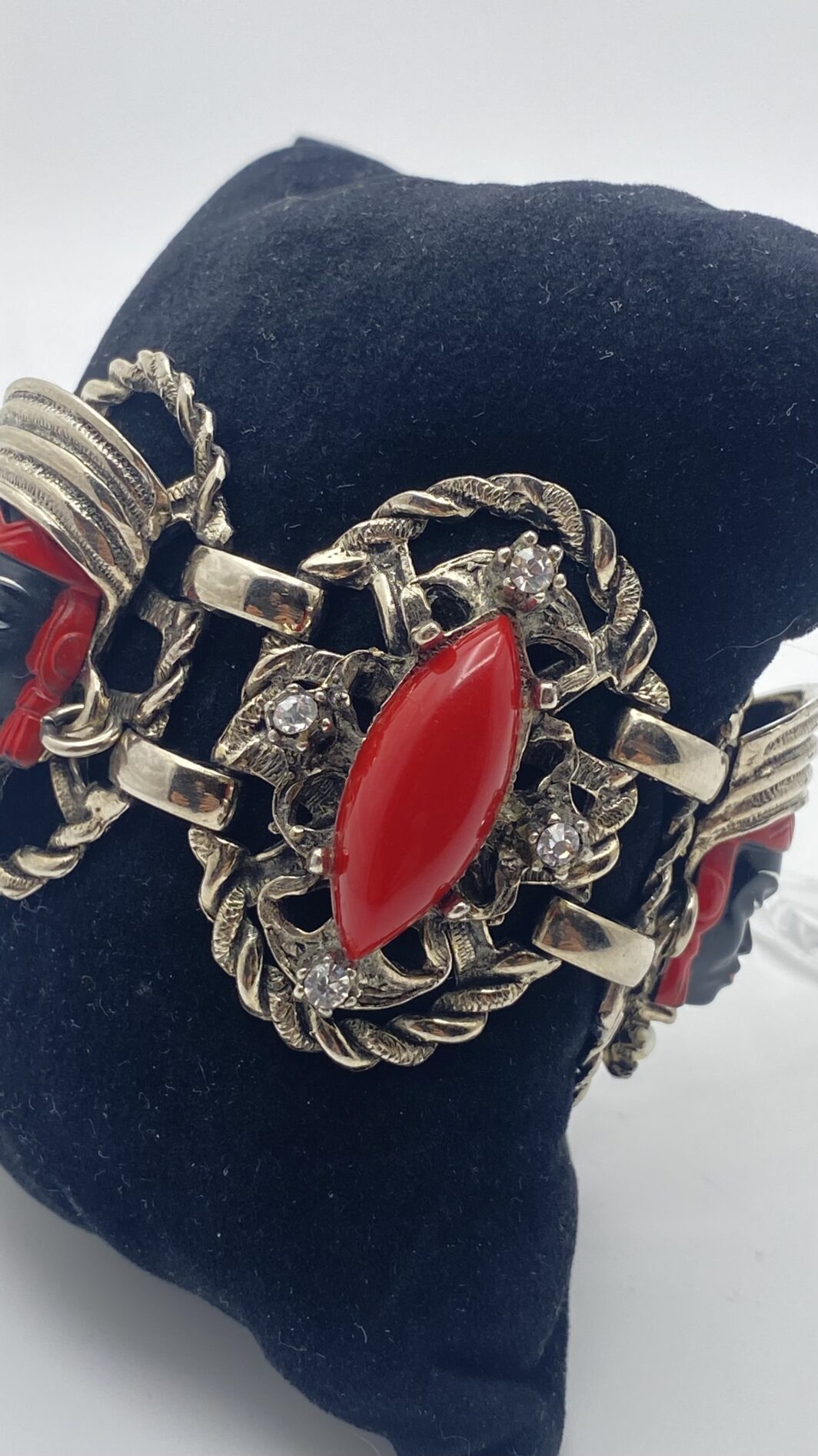 “REGINE D’ORIENTE” – DEMI PARURE SELRO ANNI ’50 IN BACHELITE, STRASS E PASTE DI VETRO. COLLEZIONE “SELRO SELINI”, USA ANNI ‘50. - immagine 26