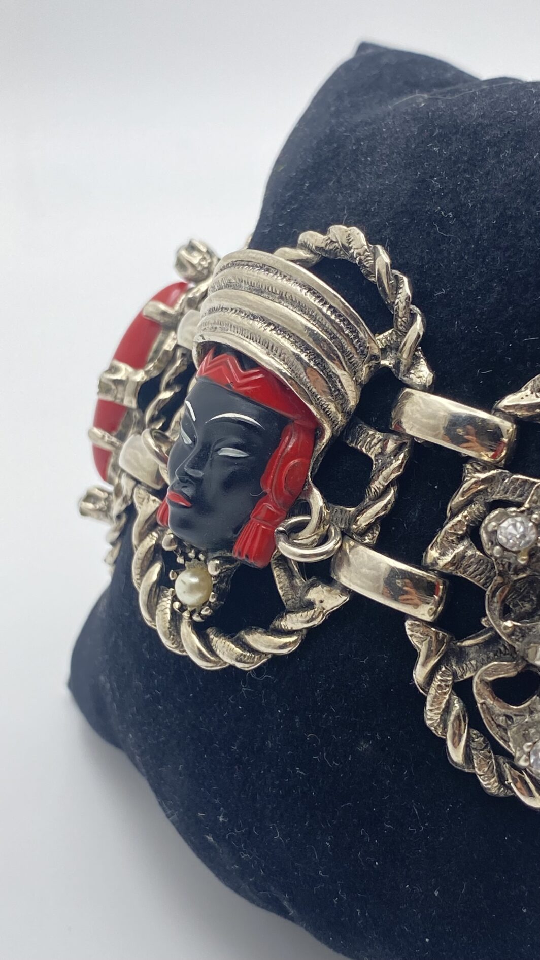 “REGINE D’ORIENTE” – DEMI PARURE SELRO ANNI ’50 IN BACHELITE, STRASS E PASTE DI VETRO. COLLEZIONE “SELRO SELINI”, USA ANNI ‘50. - immagine 25