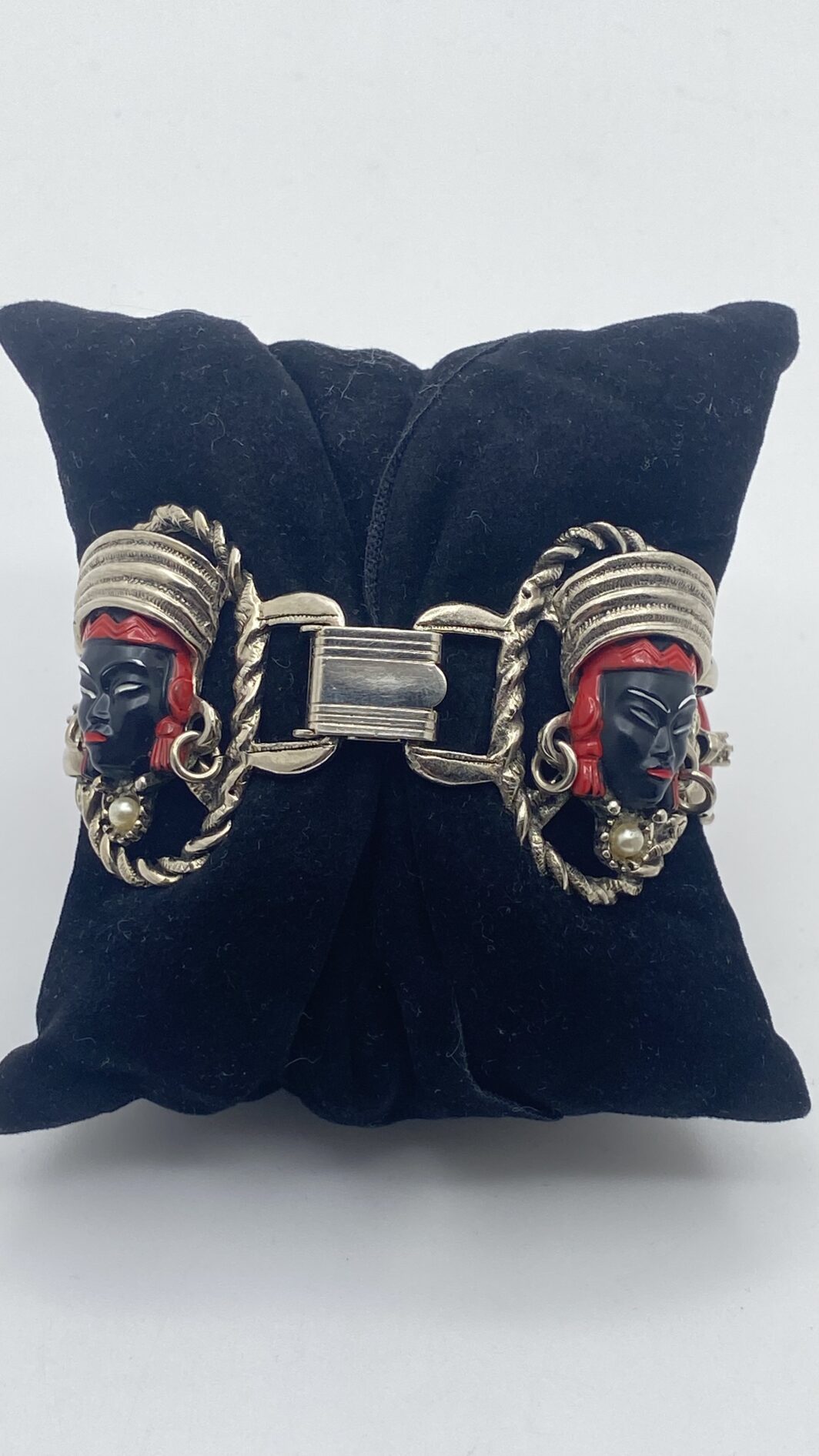 “REGINE D’ORIENTE” – DEMI PARURE SELRO ANNI ’50 IN BACHELITE, STRASS E PASTE DI VETRO. COLLEZIONE “SELRO SELINI”, USA ANNI ‘50. - immagine 24