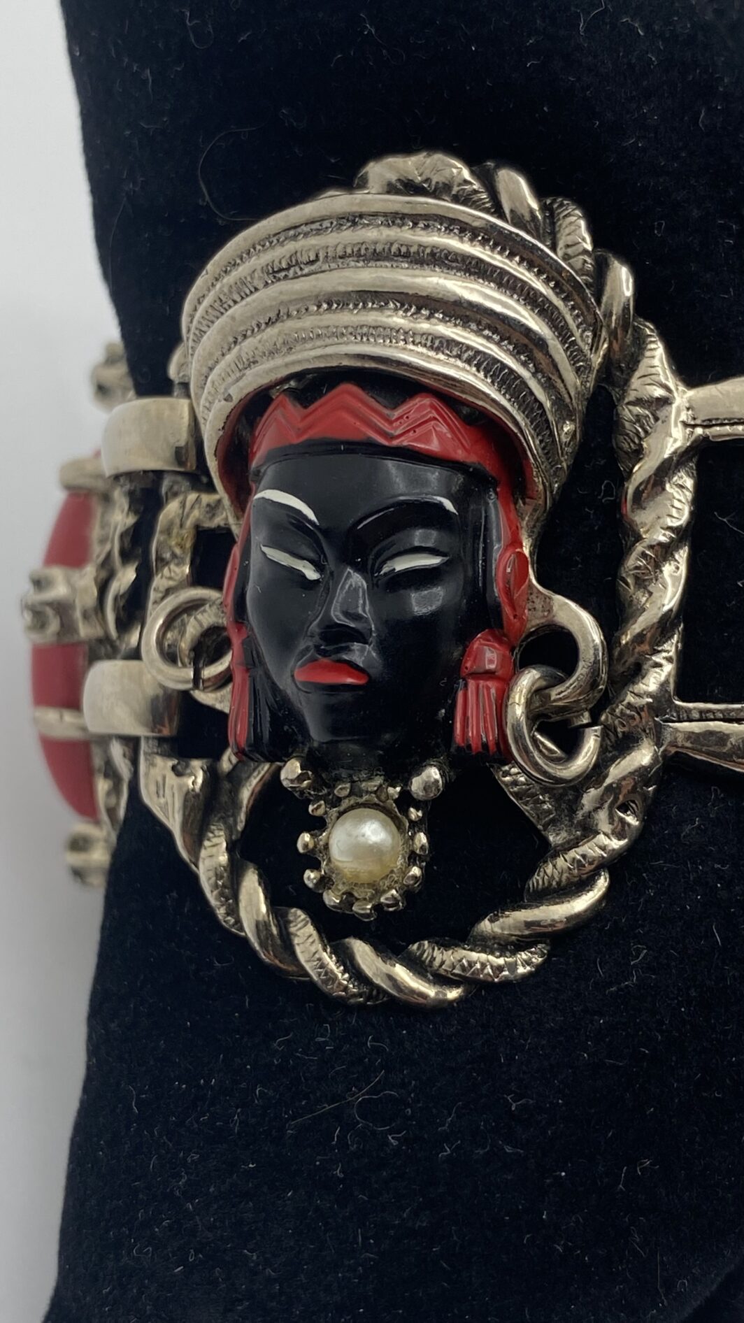“REGINE D’ORIENTE” – DEMI PARURE SELRO ANNI ’50 IN BACHELITE, STRASS E PASTE DI VETRO. COLLEZIONE “SELRO SELINI”, USA ANNI ‘50. - immagine 23