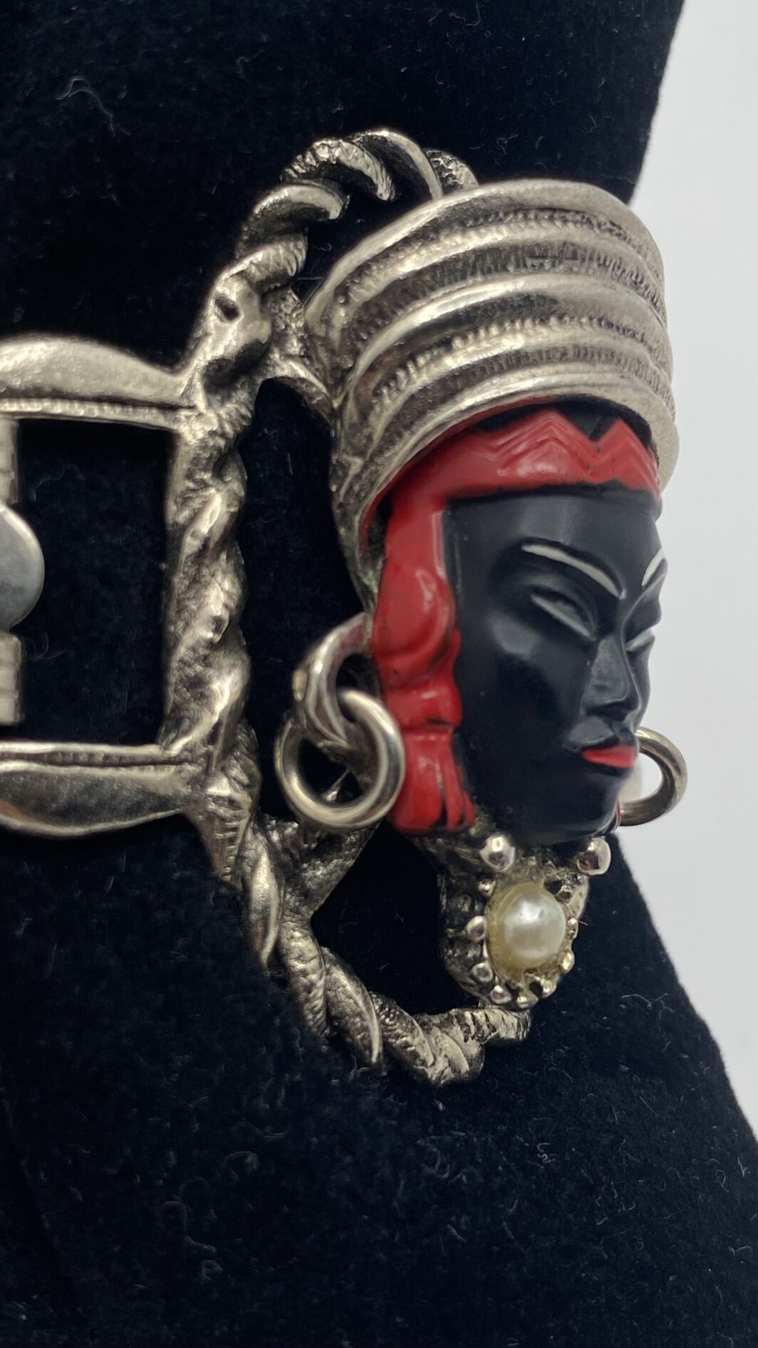 “REGINE D’ORIENTE” – DEMI PARURE SELRO ANNI ’50 IN BACHELITE, STRASS E PASTE DI VETRO. COLLEZIONE “SELRO SELINI”, USA ANNI ‘50. - immagine 22