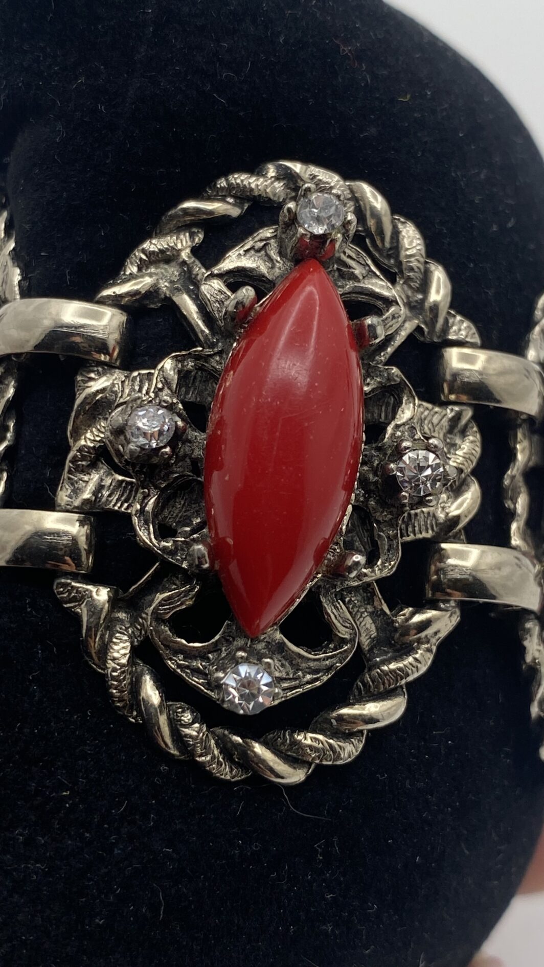 “REGINE D’ORIENTE” – DEMI PARURE SELRO ANNI ’50 IN BACHELITE, STRASS E PASTE DI VETRO. COLLEZIONE “SELRO SELINI”, USA ANNI ‘50. - immagine 21