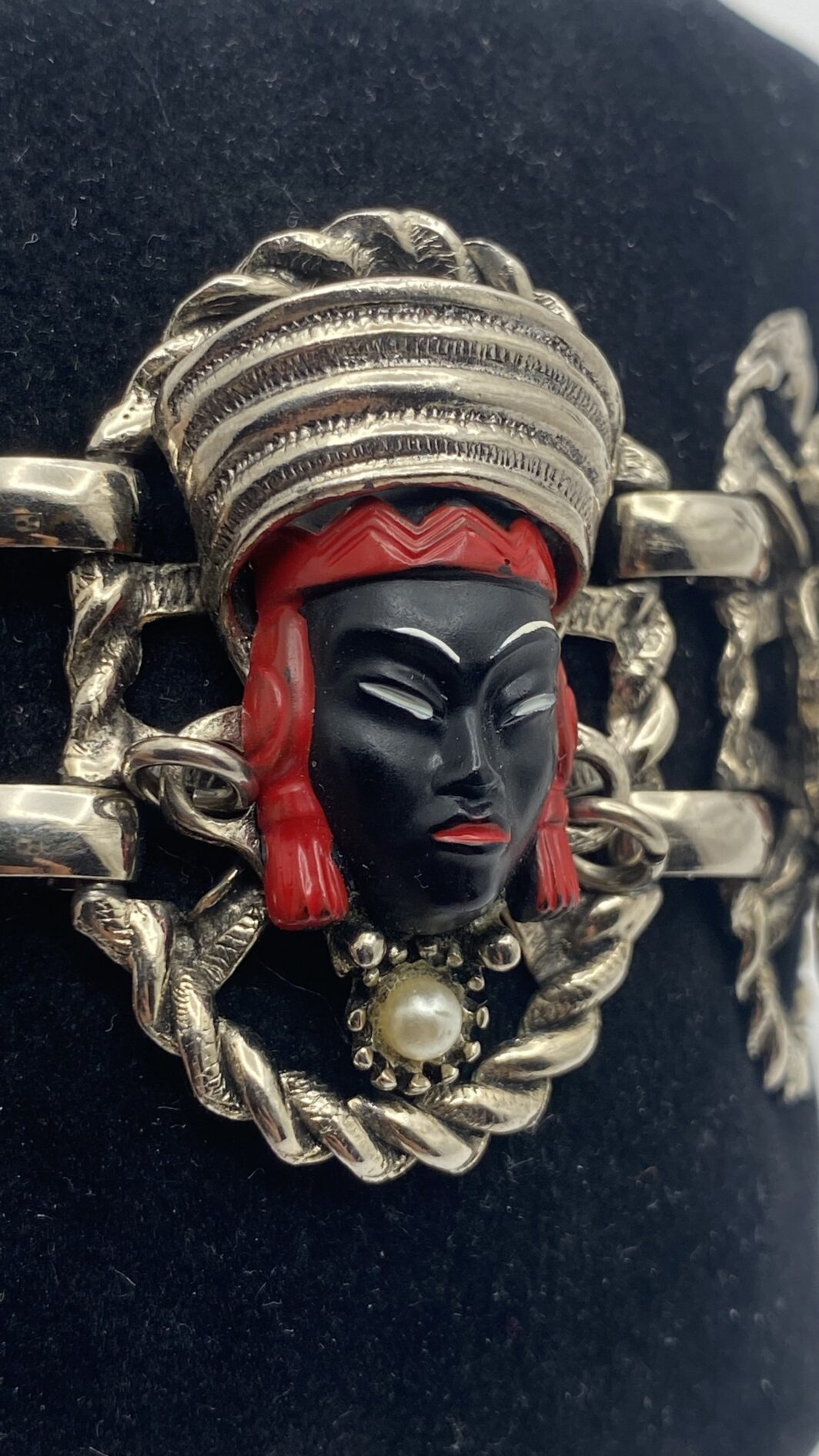“REGINE D’ORIENTE” – DEMI PARURE SELRO ANNI ’50 IN BACHELITE, STRASS E PASTE DI VETRO. COLLEZIONE “SELRO SELINI”, USA ANNI ‘50. - immagine 20