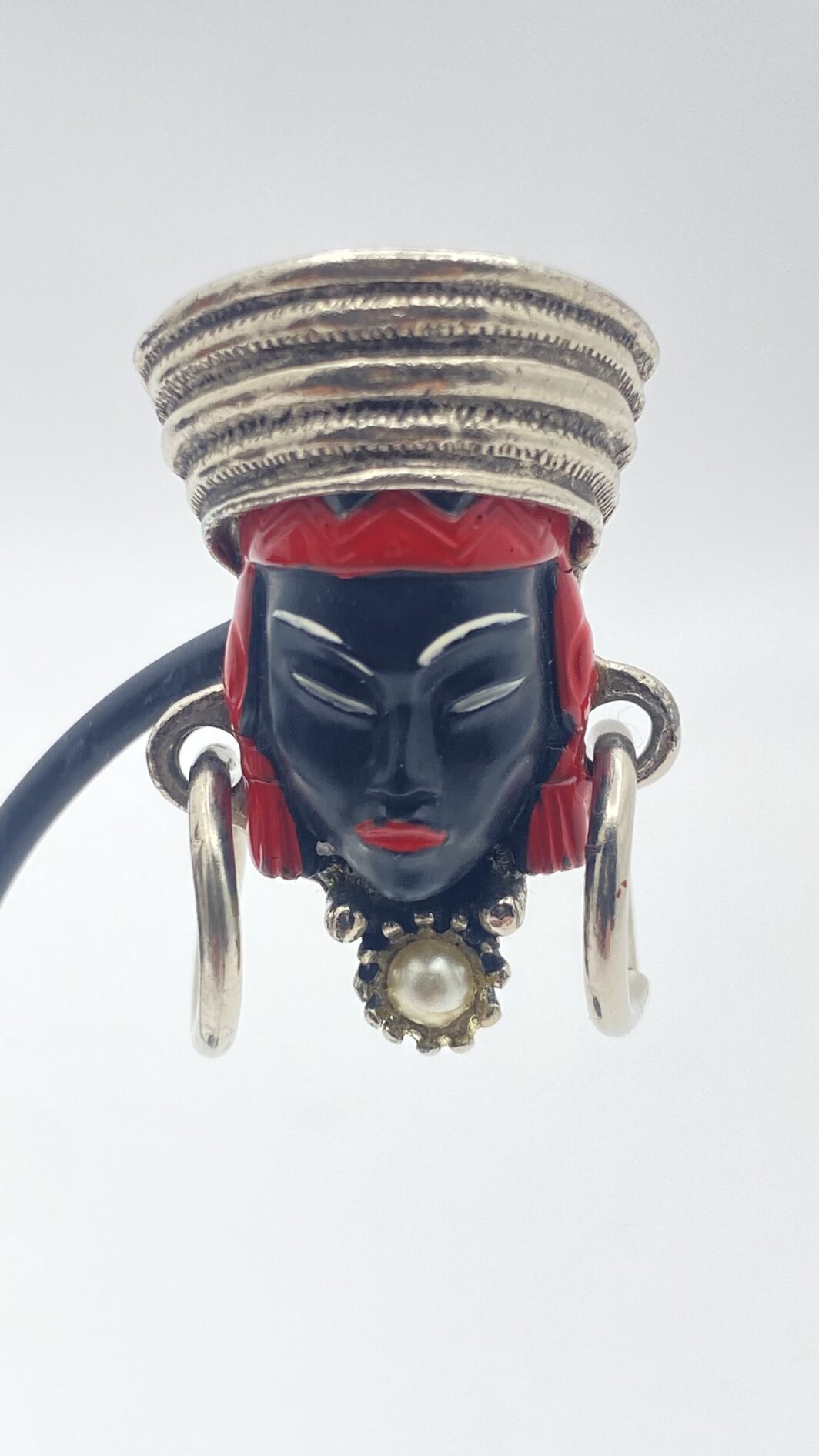 “REGINE D’ORIENTE” – DEMI PARURE SELRO ANNI ’50 IN BACHELITE, STRASS E PASTE DI VETRO. COLLEZIONE “SELRO SELINI”, USA ANNI ‘50. - immagine 6