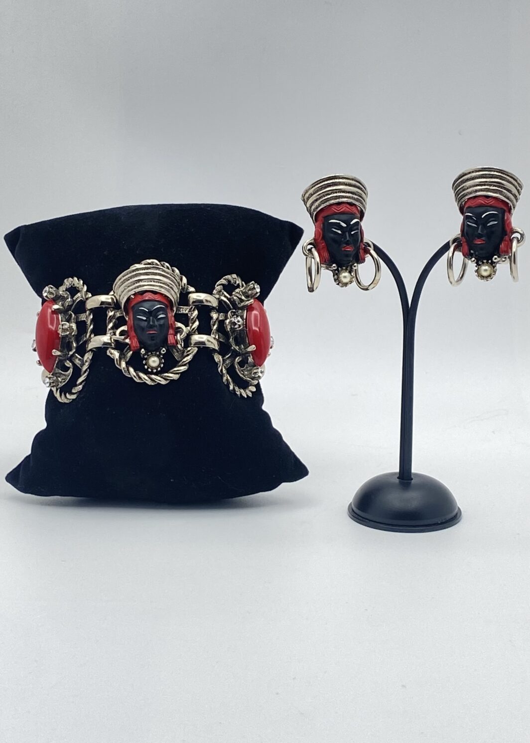 “REGINE D’ORIENTE” – DEMI PARURE SELRO ANNI ’50 IN BACHELITE, STRASS E PASTE DI VETRO. COLLEZIONE “SELRO SELINI”, USA ANNI ‘50.