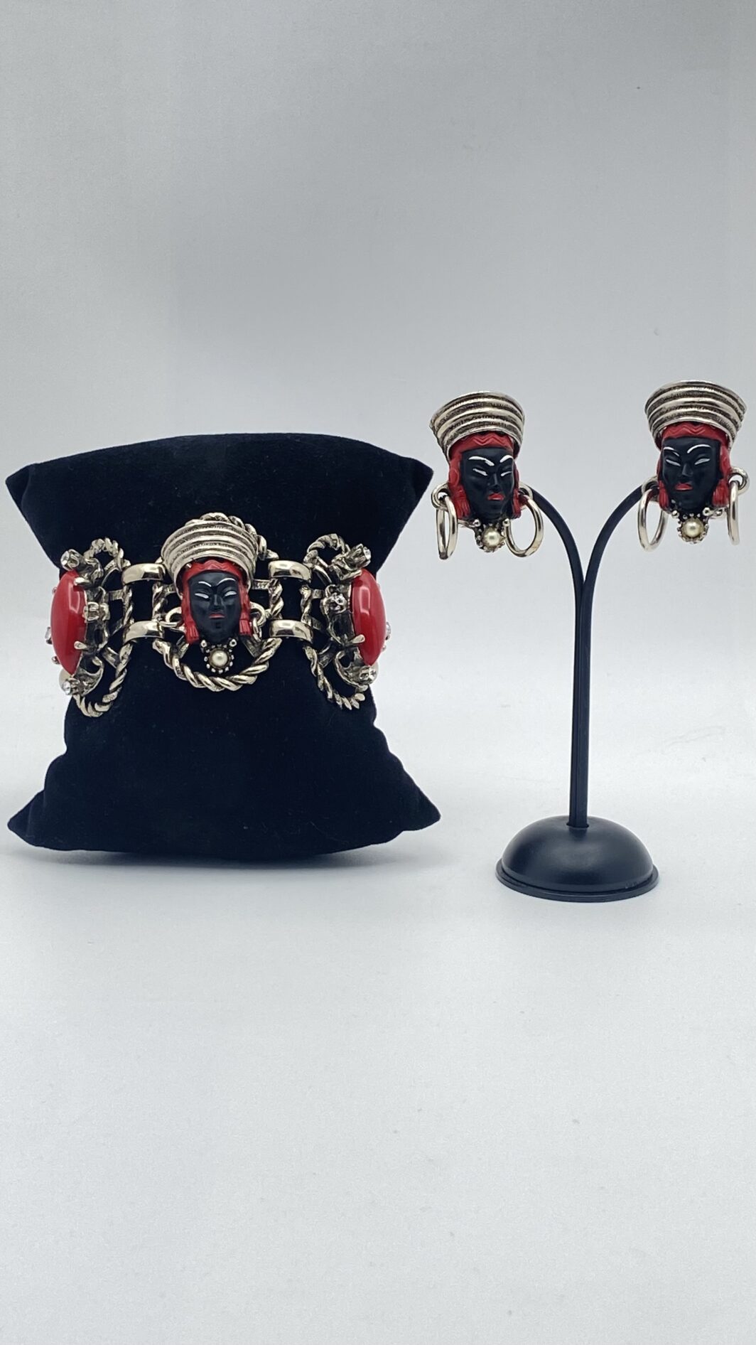 “REGINE D’ORIENTE” – DEMI PARURE SELRO ANNI ’50 IN BACHELITE, STRASS E PASTE DI VETRO. COLLEZIONE “SELRO SELINI”, USA ANNI ‘50.