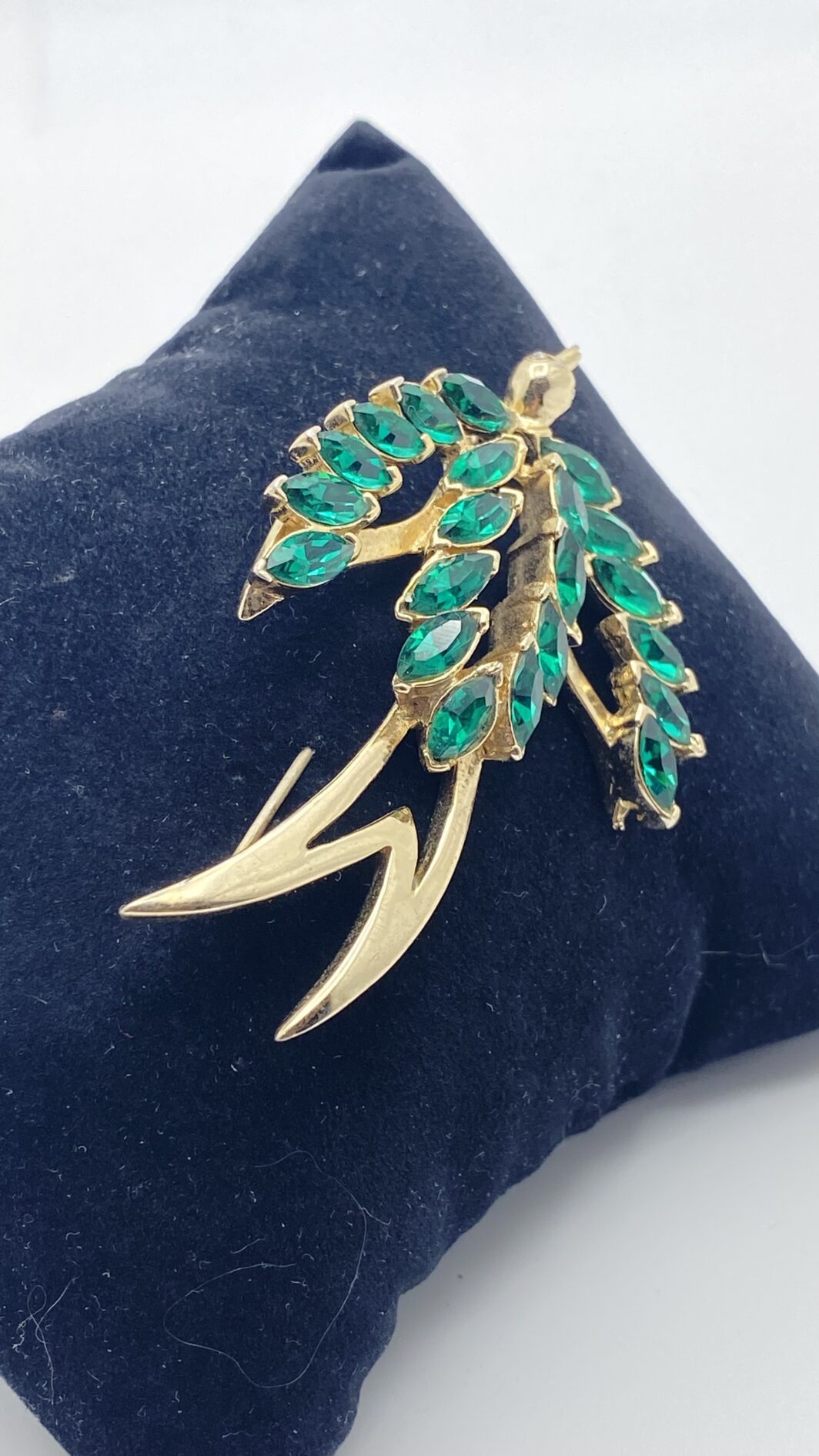 SPILLA FIRMATA “CORO CRAFT”. RONDINE IN METALLO GOLDTONE CON CRISTALLI VERDI E OCCHI CON STRASS DIAMOND-LIKE. BIGIOTTERIA AMERICANA ANNI’30/‘40. - immagine 3