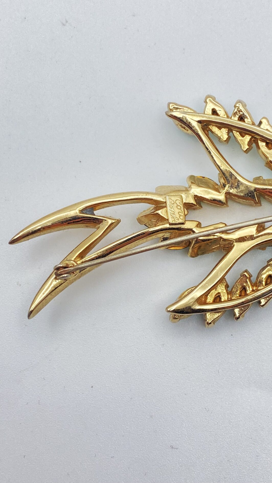 SPILLA FIRMATA “CORO CRAFT”. RONDINE IN METALLO GOLDTONE CON CRISTALLI VERDI E OCCHI CON STRASS DIAMOND-LIKE. BIGIOTTERIA AMERICANA ANNI’30/‘40. - immagine 9