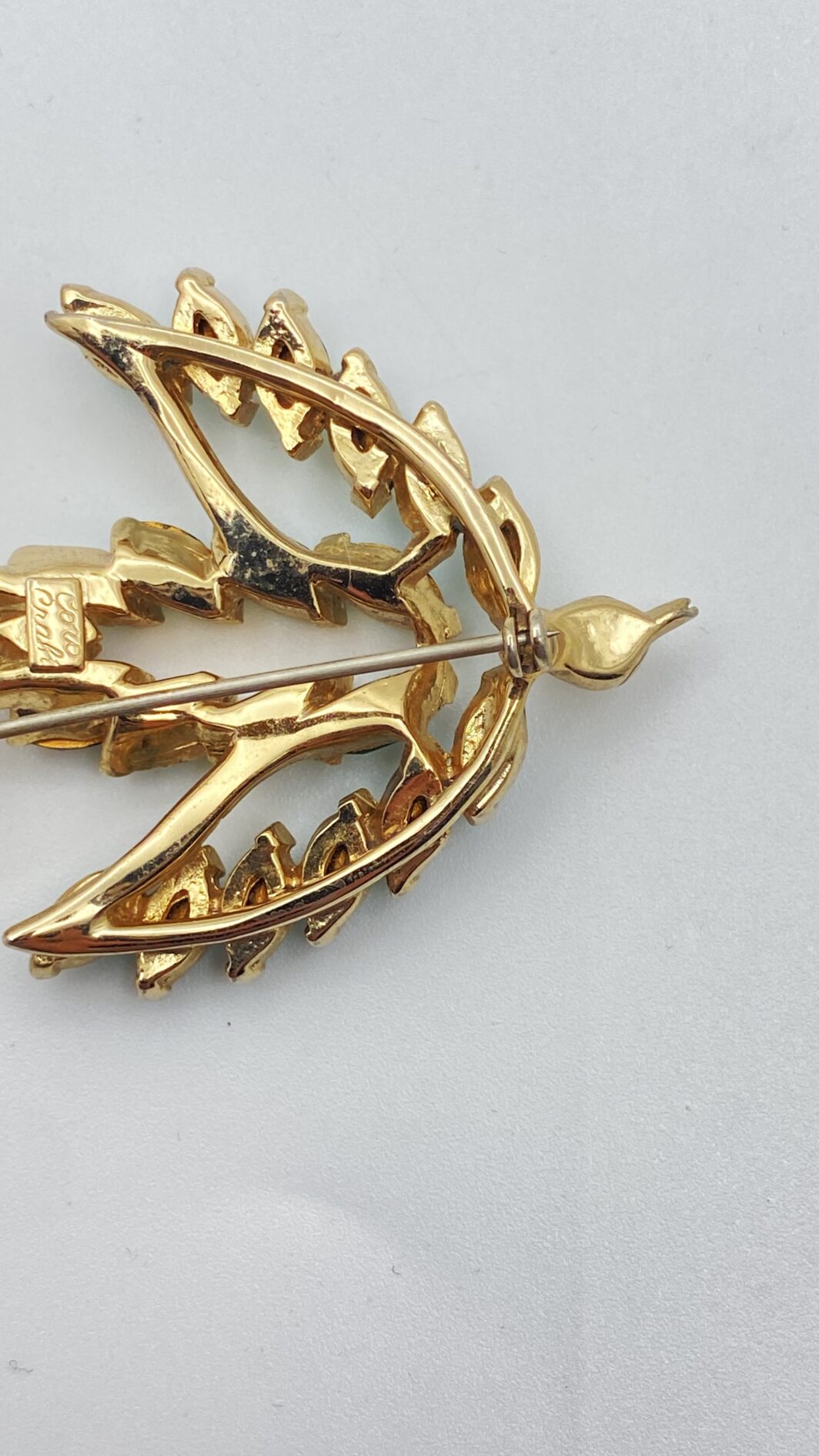 SPILLA FIRMATA “CORO CRAFT”. RONDINE IN METALLO GOLDTONE CON CRISTALLI VERDI E OCCHI CON STRASS DIAMOND-LIKE. BIGIOTTERIA AMERICANA ANNI’30/‘40. - immagine 4