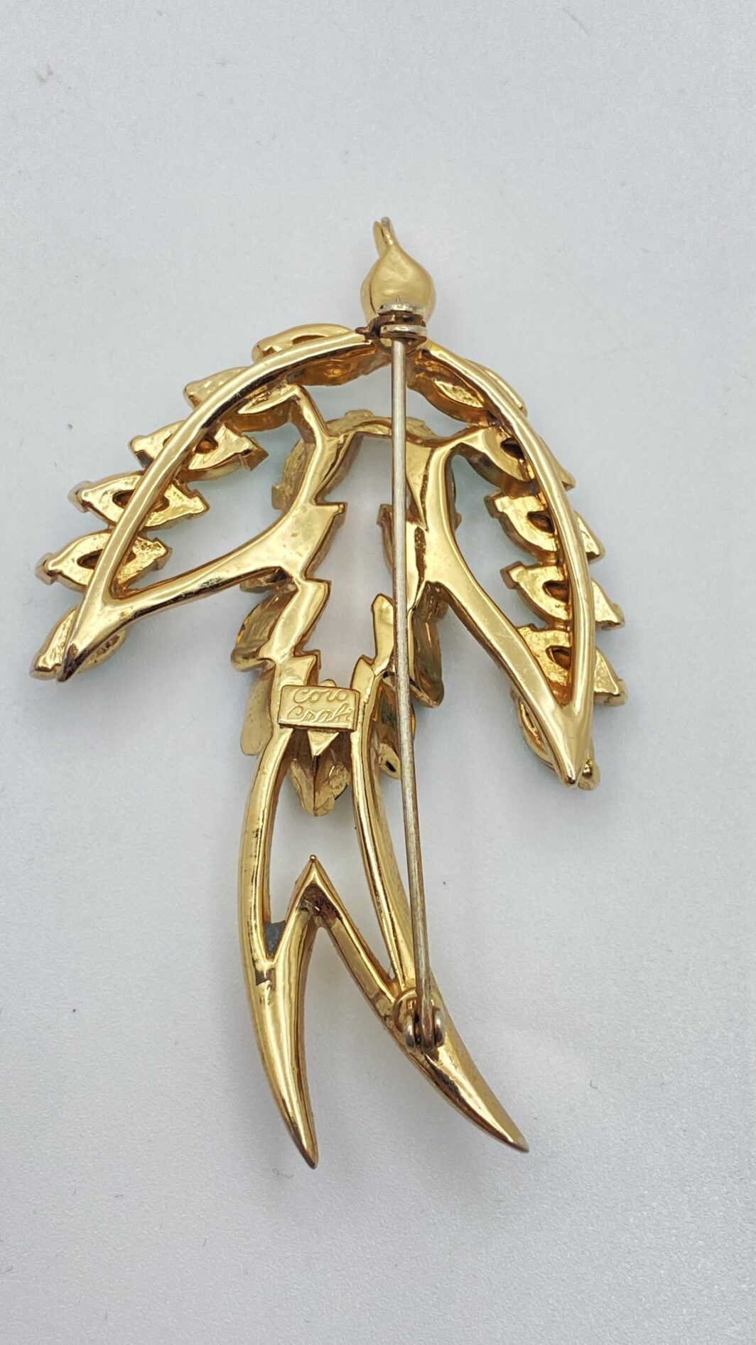 SPILLA FIRMATA “CORO CRAFT”. RONDINE IN METALLO GOLDTONE CON CRISTALLI VERDI E OCCHI CON STRASS DIAMOND-LIKE. BIGIOTTERIA AMERICANA ANNI’30/‘40. - immagine 5