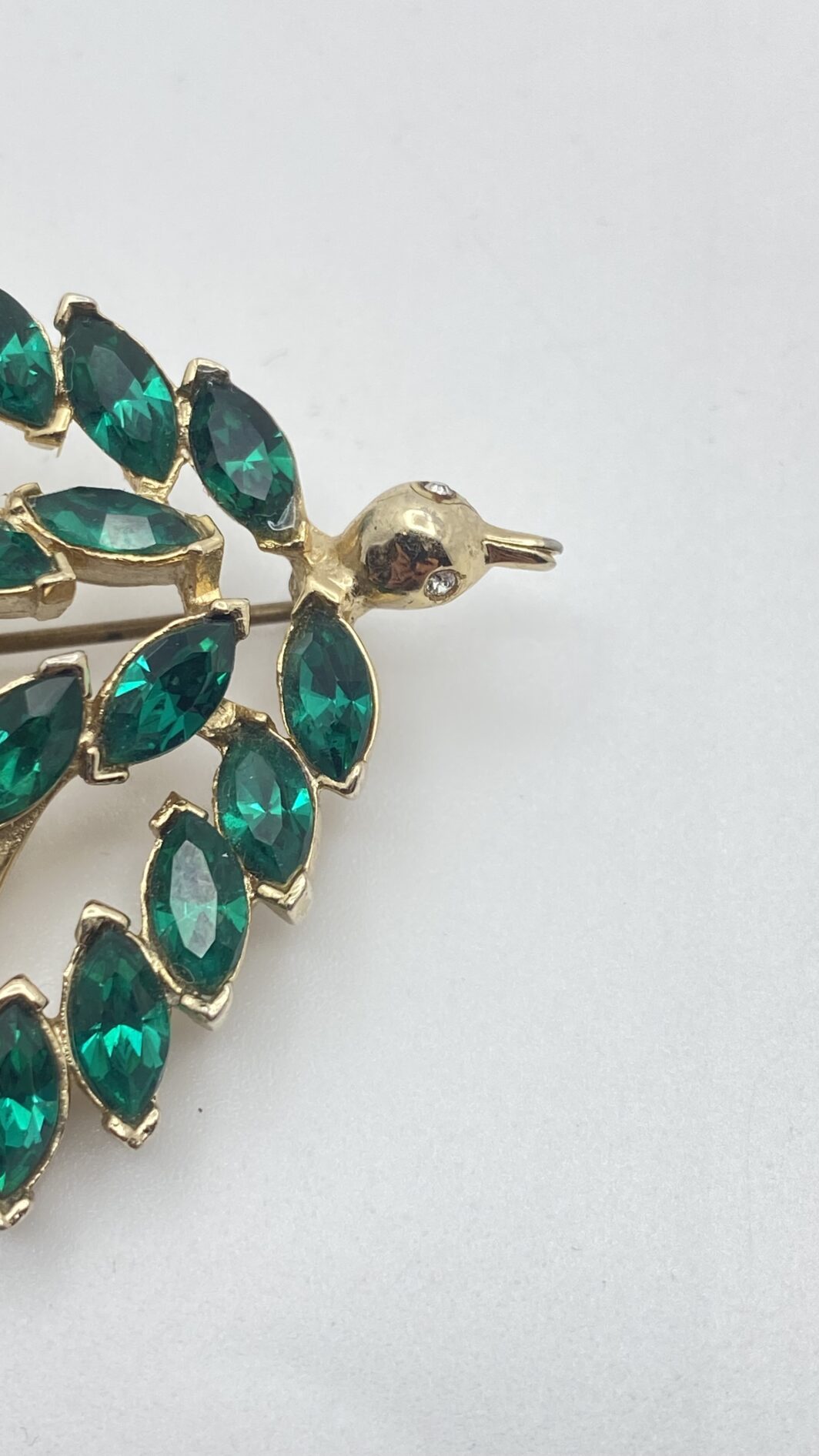 SPILLA FIRMATA “CORO CRAFT”. RONDINE IN METALLO GOLDTONE CON CRISTALLI VERDI E OCCHI CON STRASS DIAMOND-LIKE. BIGIOTTERIA AMERICANA ANNI’30/‘40. - immagine 6