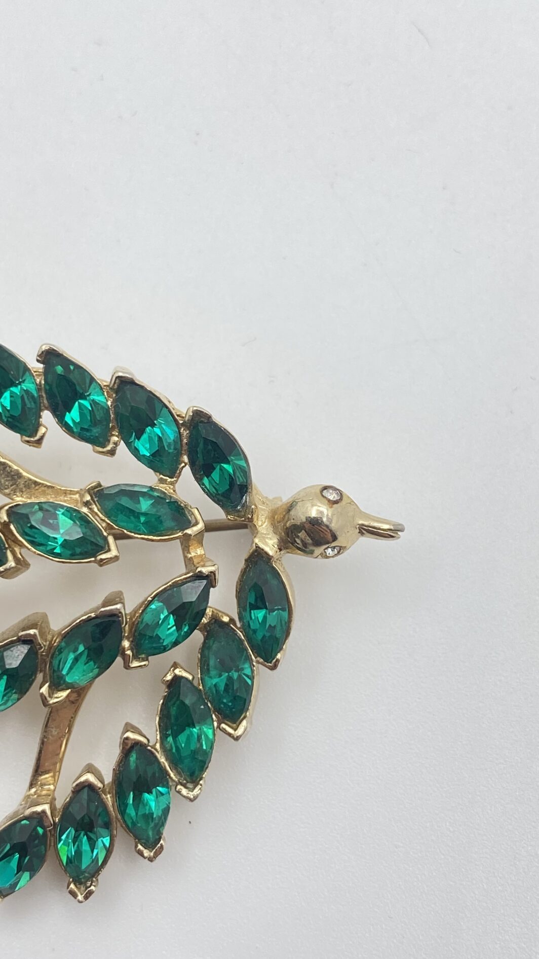 SPILLA FIRMATA “CORO CRAFT”. RONDINE IN METALLO GOLDTONE CON CRISTALLI VERDI E OCCHI CON STRASS DIAMOND-LIKE. BIGIOTTERIA AMERICANA ANNI’30/‘40. - immagine 7