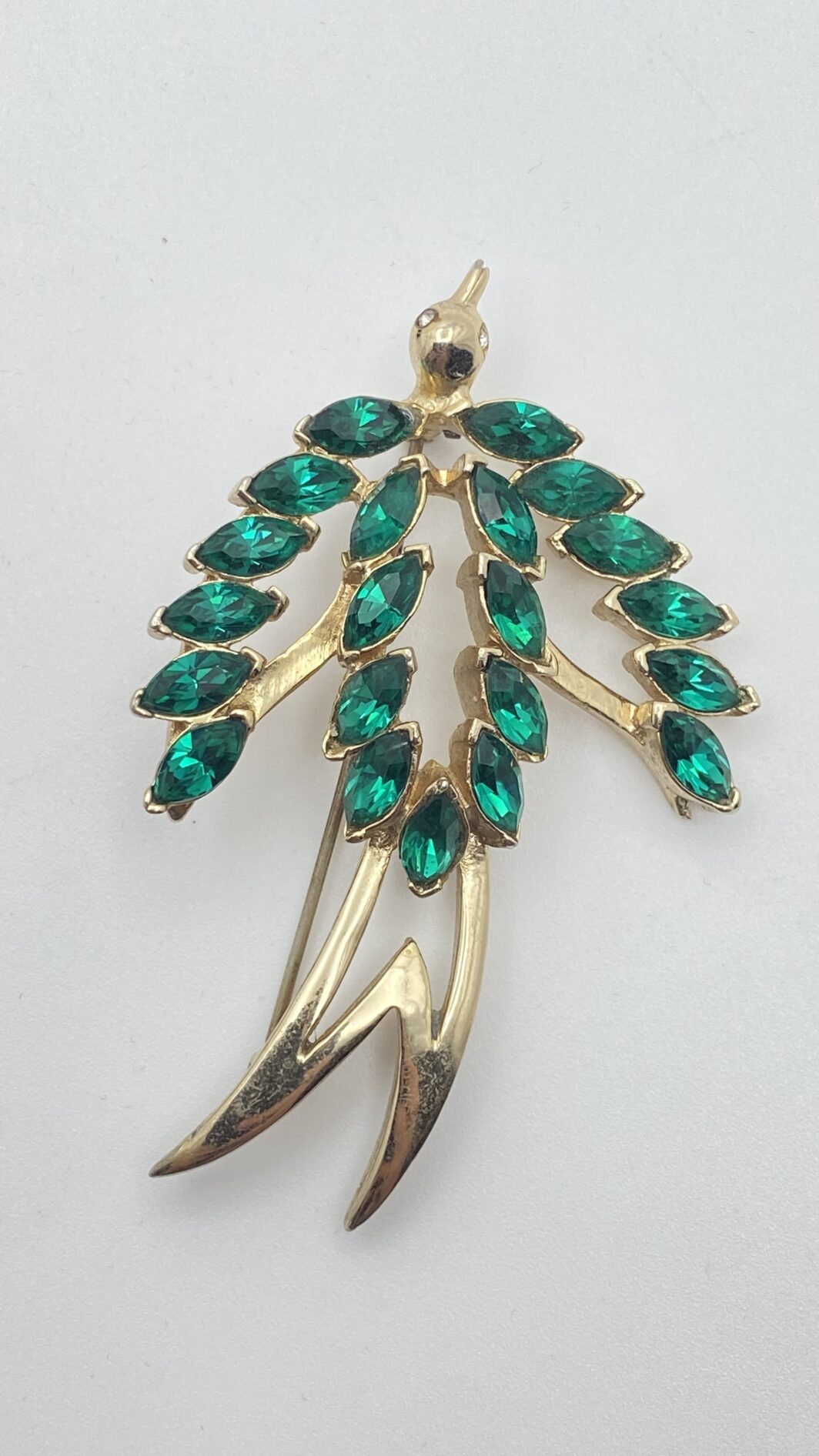 SPILLA FIRMATA “CORO CRAFT”. RONDINE IN METALLO GOLDTONE CON CRISTALLI VERDI E OCCHI CON STRASS DIAMOND-LIKE. BIGIOTTERIA AMERICANA ANNI’30/‘40. - immagine 8