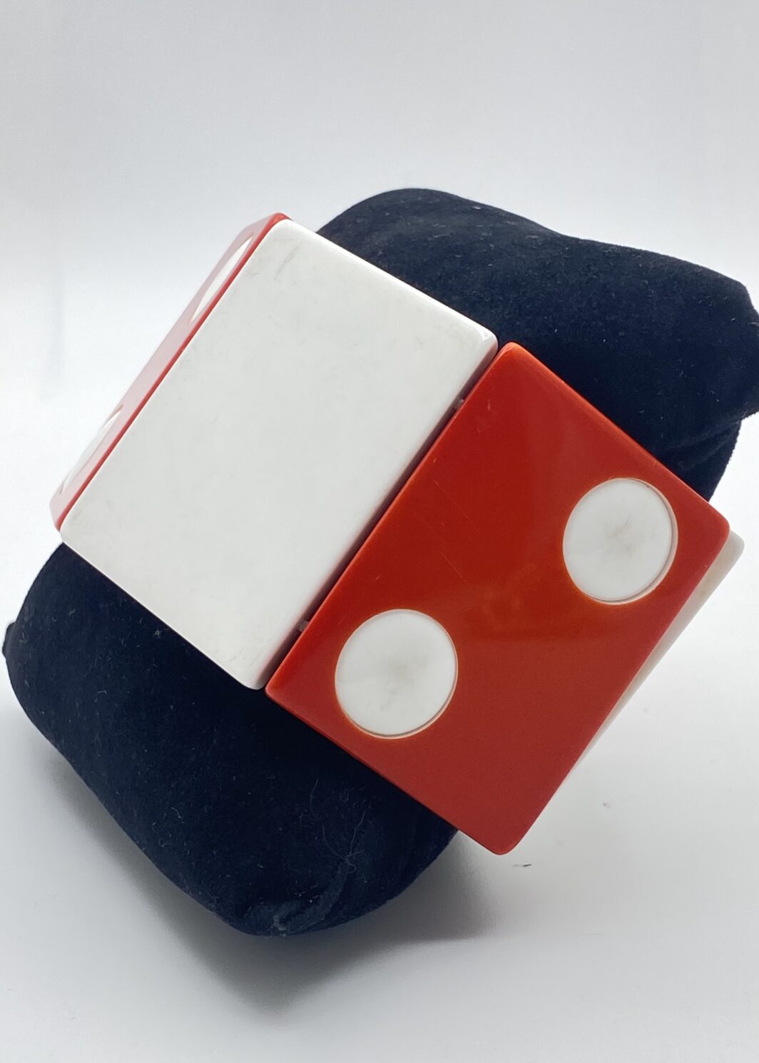 BRACCIALE “DOMINO” ANNI ’30 IN BAKELITE ROSSA E BIANCA.