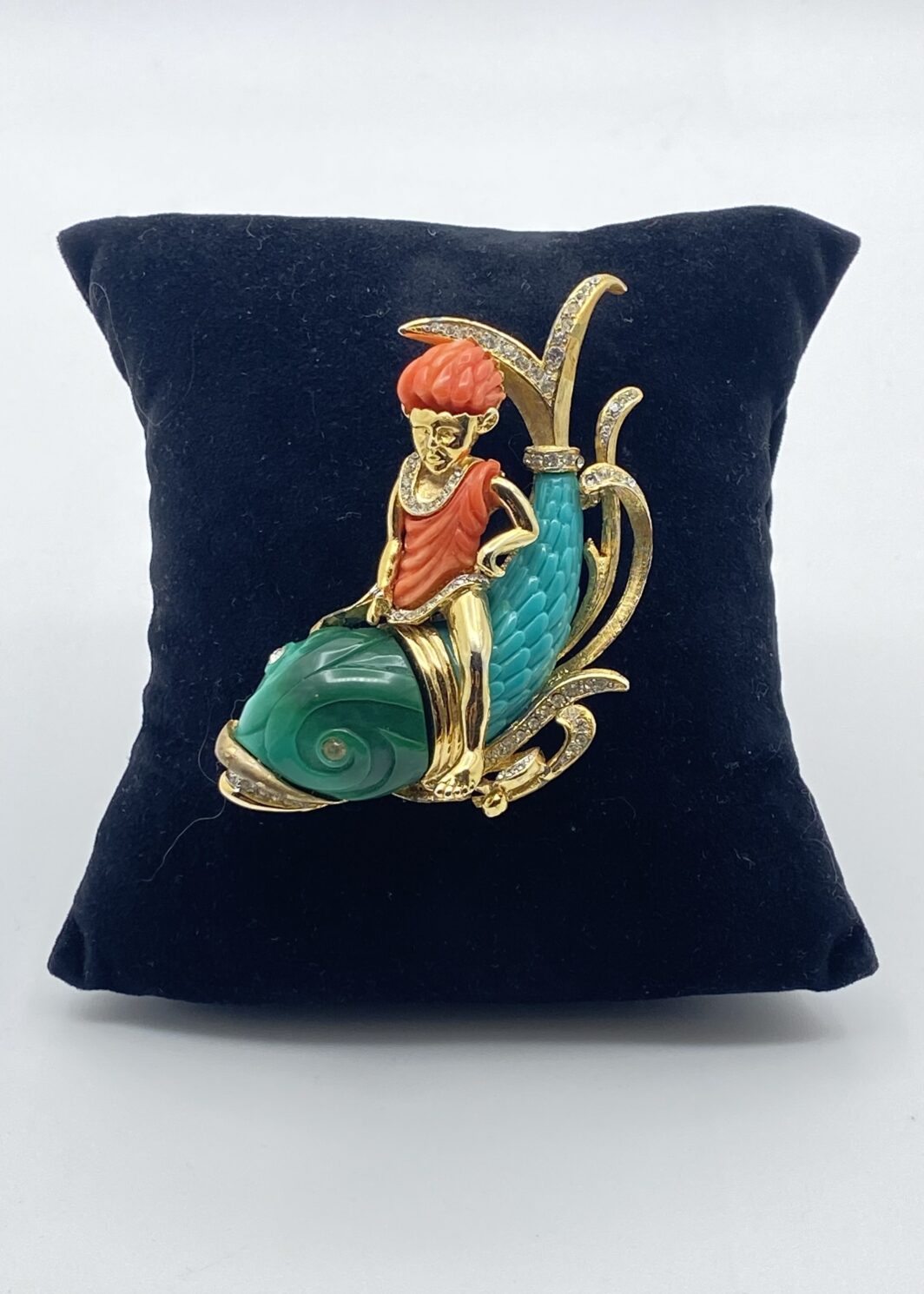 SPLENDIDA SPILLA HETTIE CARNEGIE – USA ANNI ’40, BAKELITE E STRASS E METALLO GOLDTONE.