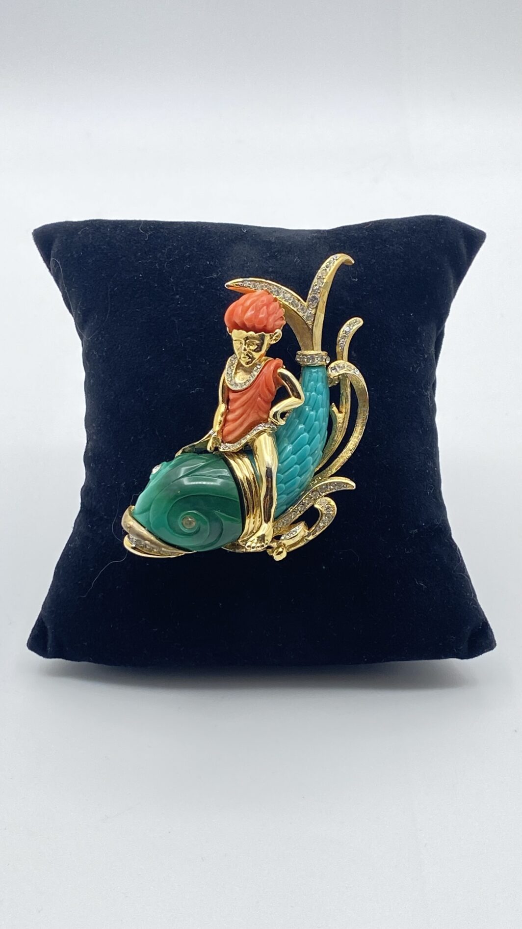 SPLENDIDA SPILLA HETTIE CARNEGIE – USA ANNI ’40, BAKELITE E STRASS E METALLO GOLDTONE.