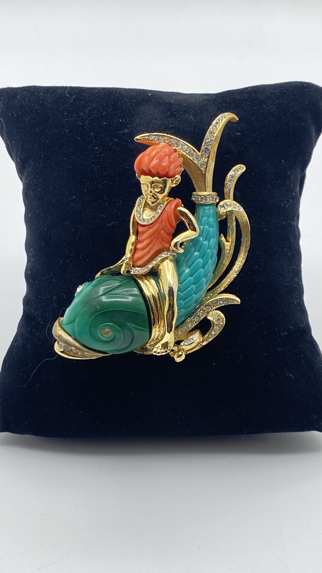 SPLENDIDA SPILLA HETTIE CARNEGIE – USA ANNI ’40, BAKELITE E STRASS E METALLO GOLDTONE. - immagine 3