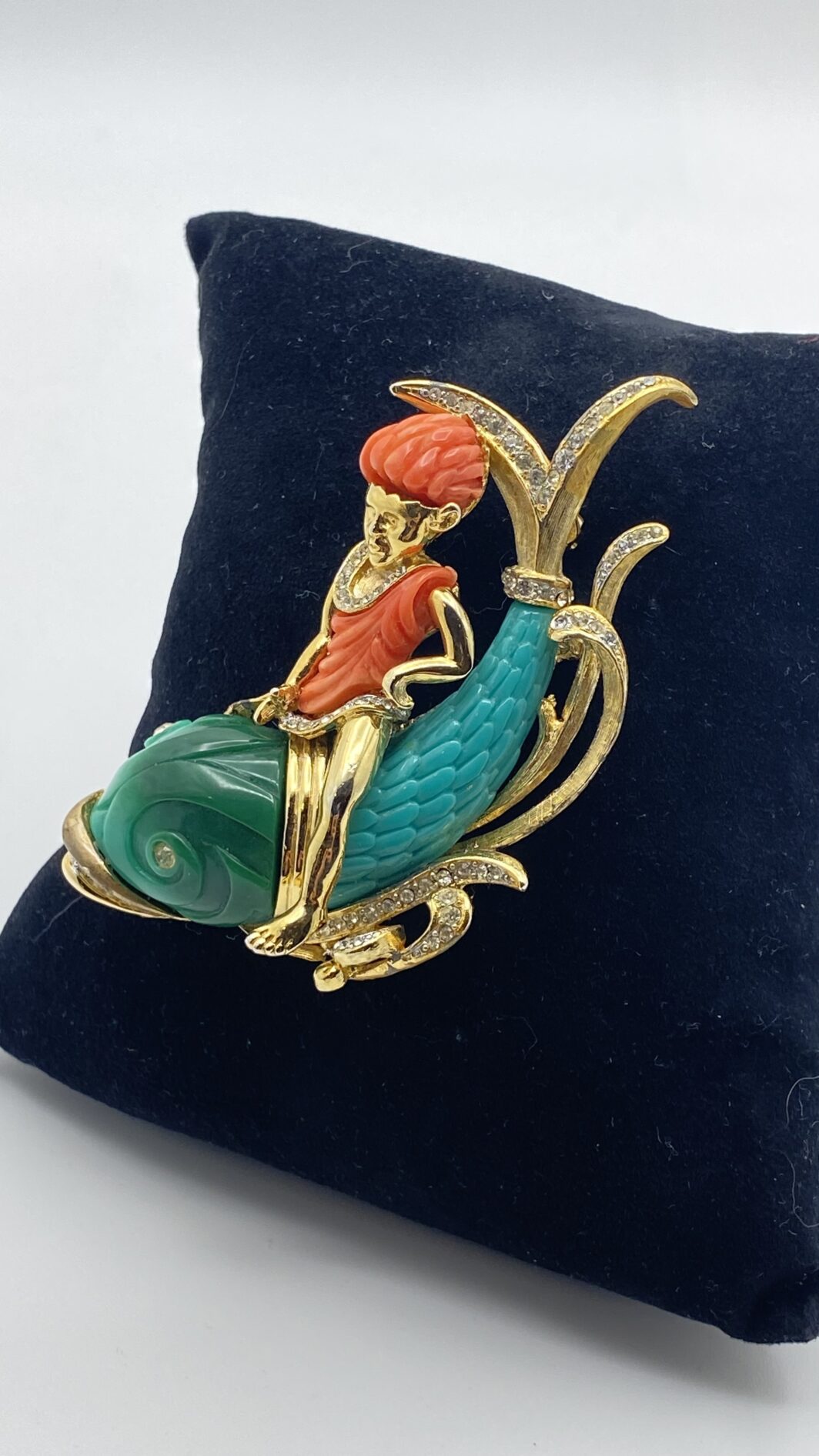 SPLENDIDA SPILLA HETTIE CARNEGIE – USA ANNI ’40, BAKELITE E STRASS E METALLO GOLDTONE. - immagine 4