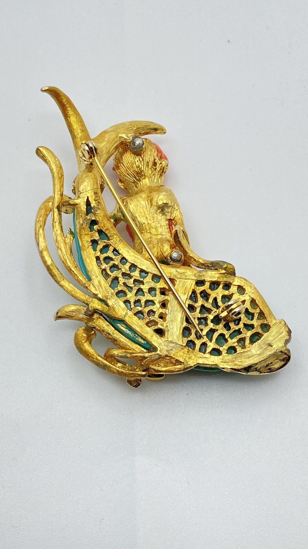 SPLENDIDA SPILLA HETTIE CARNEGIE – USA ANNI ’40, BAKELITE E STRASS E METALLO GOLDTONE. - immagine 6