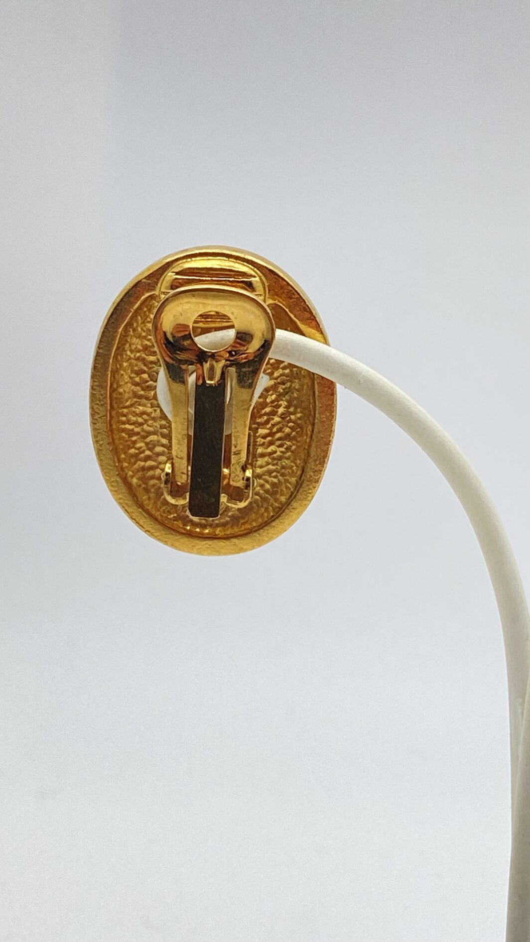 BELLISSIMI ORECCHINI VINTAGE ANNI’50, IN METALLO GOLDTONE E SMALTI. - immagine 6