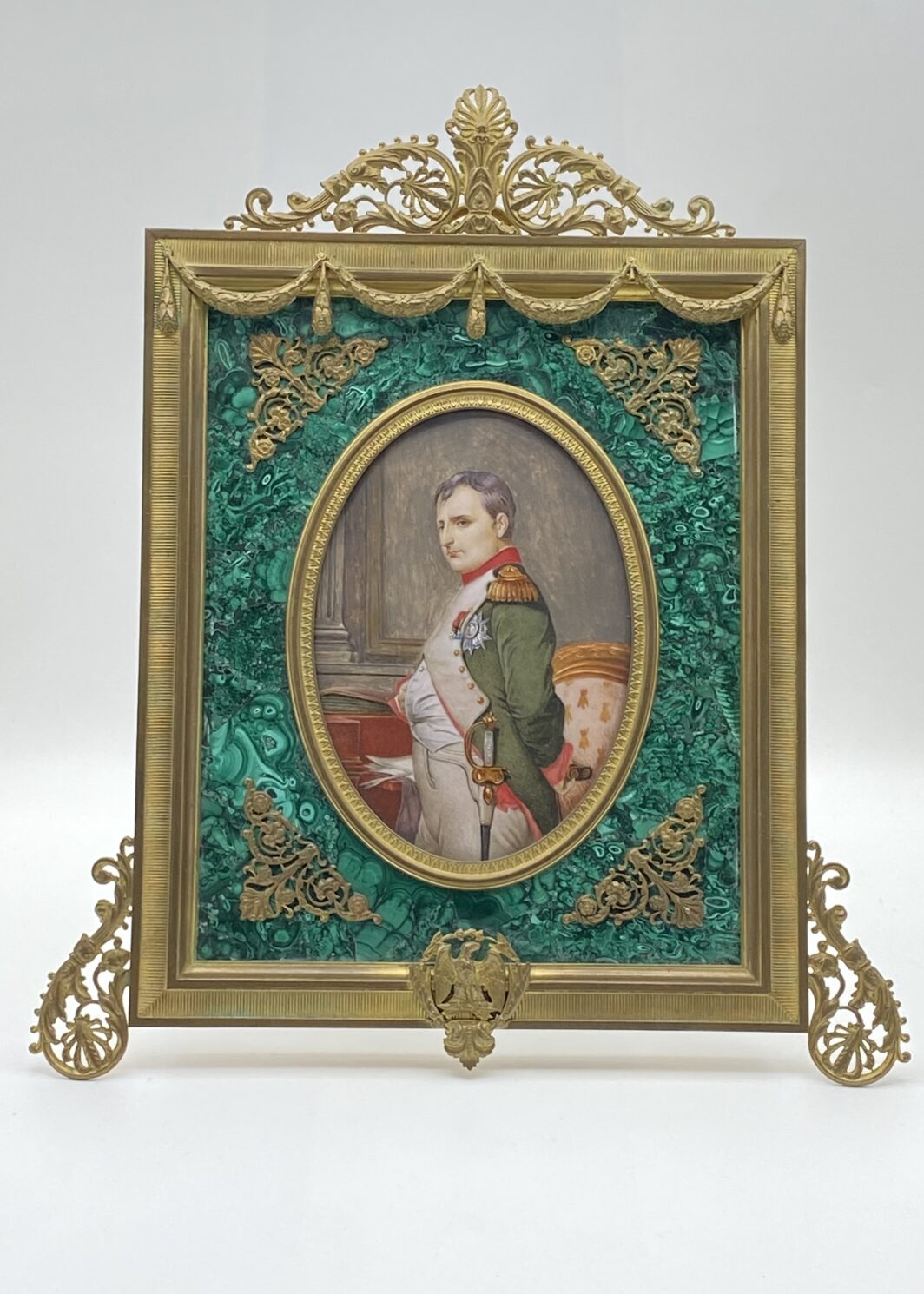 NAPOLEONE BONAPARTE. MINIATURA SU AVORIO CON CORNICE IN MALACHITE E BRONZO DORATO, PRIMA METÀ DELL’OTTOCENTO, CAPOLAVORO MUSEALE D’EPOCA IMPERO.