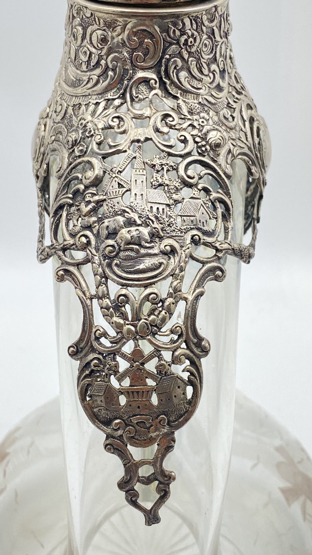 BOTTIGLIA DA LIQUORE IN CRISTALLO INTAGLIATO E ARGENTO, GERMANIA XIX SECOLO, RAFFINATA OPERA DECORATIVA DAL FASCINO CONTADINO - immagine 18