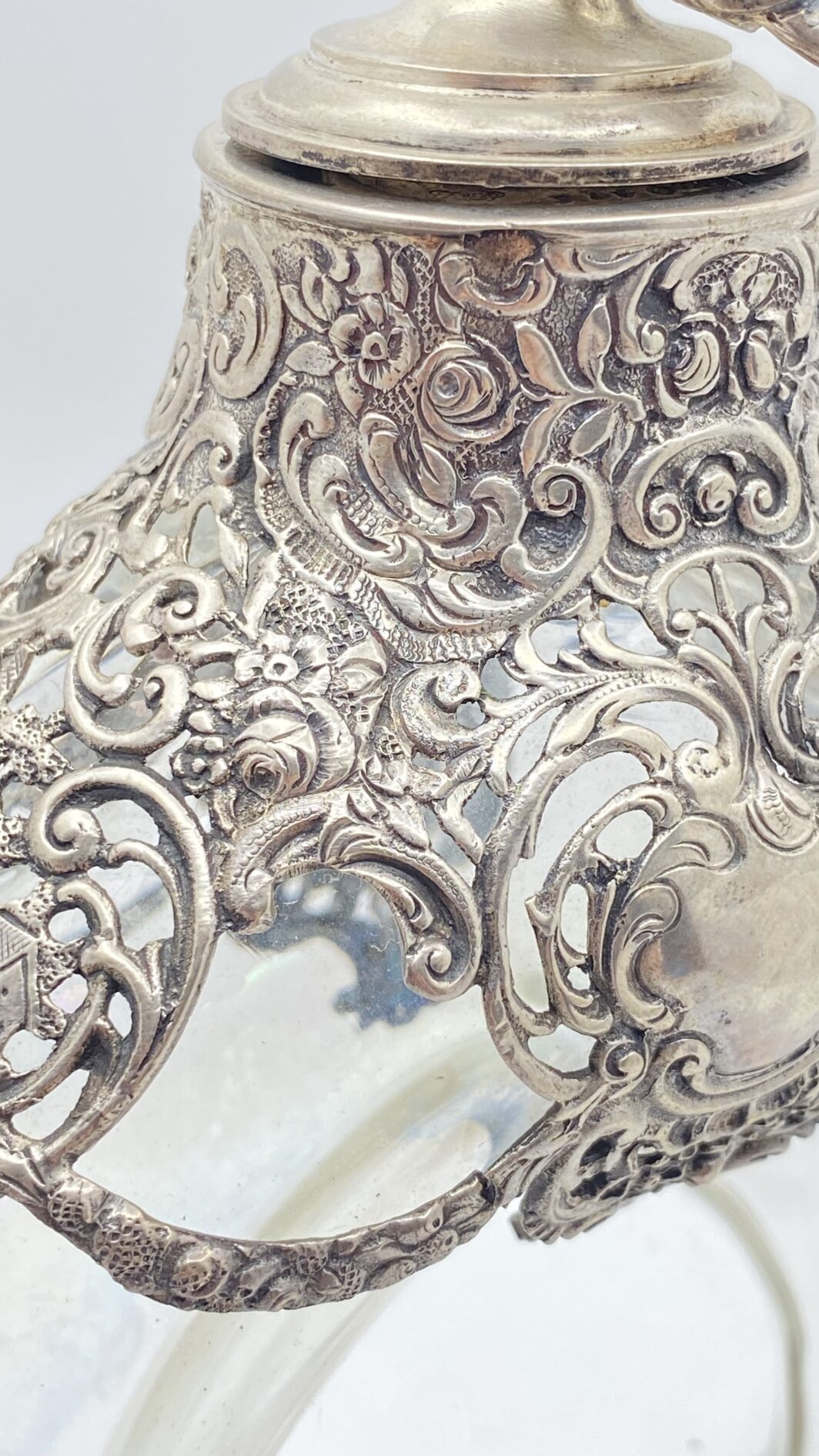 BOTTIGLIA DA LIQUORE IN CRISTALLO INTAGLIATO E ARGENTO, GERMANIA XIX SECOLO, RAFFINATA OPERA DECORATIVA DAL FASCINO CONTADINO - immagine 17