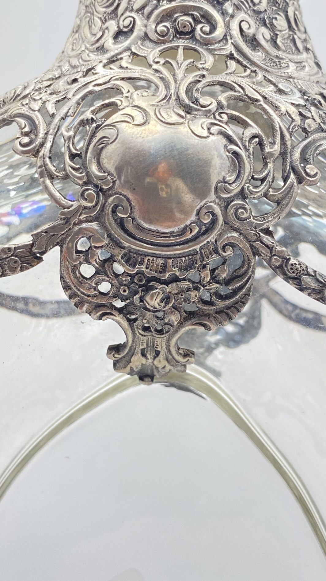 BOTTIGLIA DA LIQUORE IN CRISTALLO INTAGLIATO E ARGENTO, GERMANIA XIX SECOLO, RAFFINATA OPERA DECORATIVA DAL FASCINO CONTADINO - immagine 16