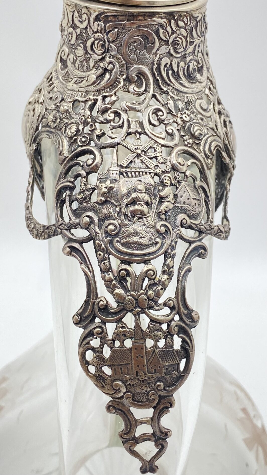 BOTTIGLIA DA LIQUORE IN CRISTALLO INTAGLIATO E ARGENTO, GERMANIA XIX SECOLO, RAFFINATA OPERA DECORATIVA DAL FASCINO CONTADINO - immagine 15