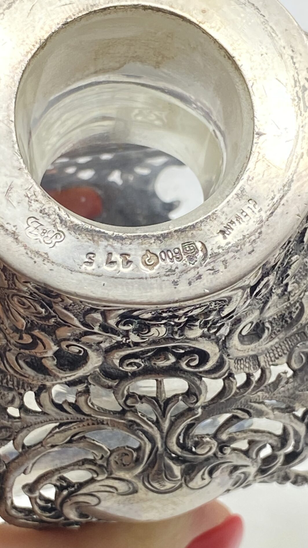 BOTTIGLIA DA LIQUORE IN CRISTALLO INTAGLIATO E ARGENTO, GERMANIA XIX SECOLO, RAFFINATA OPERA DECORATIVA DAL FASCINO CONTADINO - immagine 6