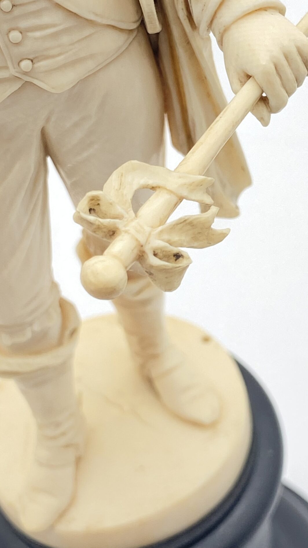 SCULTURA IN AVORIO CON BASE IN LEGNO EBANIZZATO, FRANCIA DIEPPE XVIII SECOLO, CAPOLAVORO MUSEALE DI SCULTURA SETTECENTESCA - immagine 7