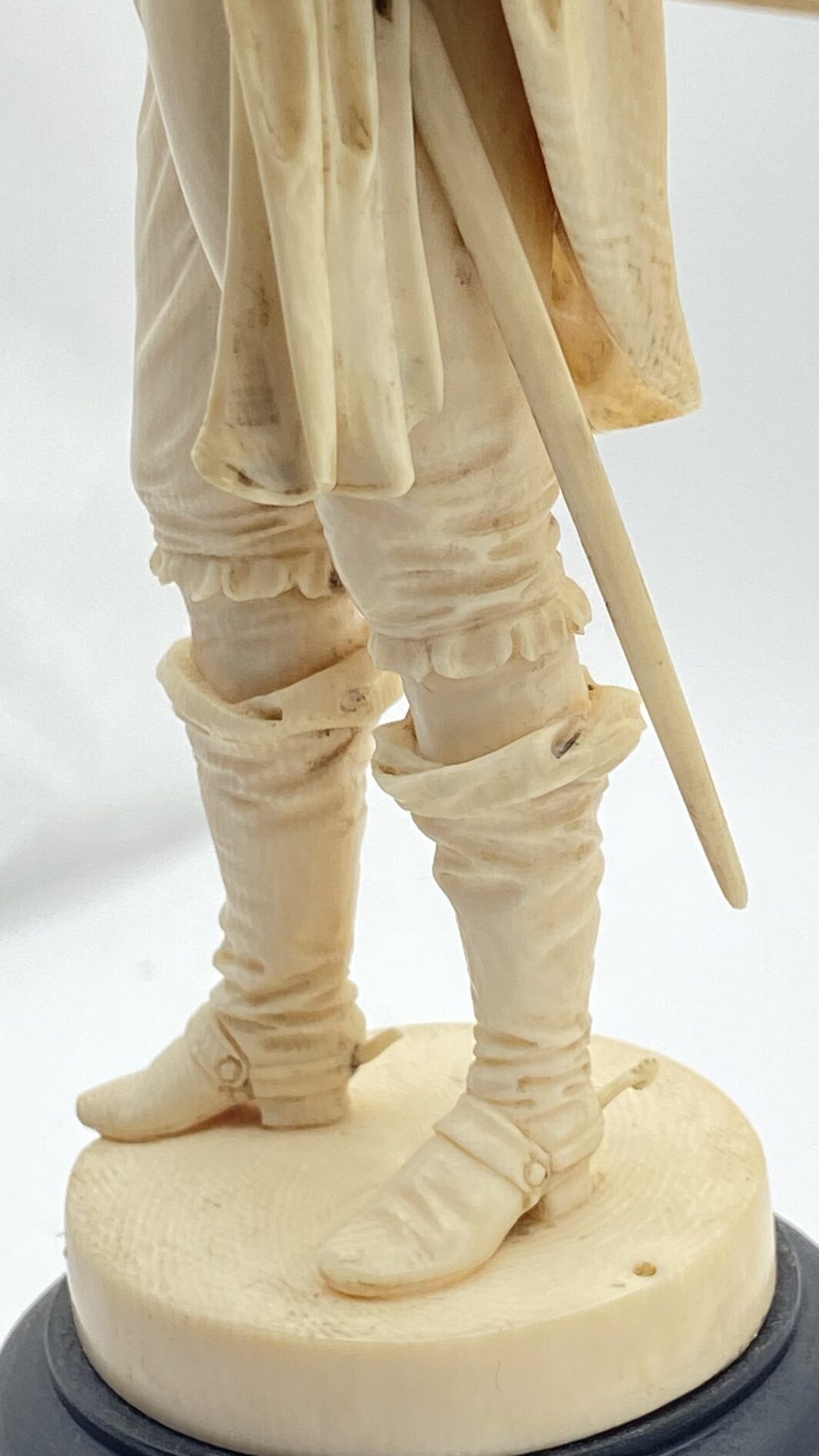 SCULTURA IN AVORIO CON BASE IN LEGNO EBANIZZATO, FRANCIA DIEPPE XVIII SECOLO, CAPOLAVORO MUSEALE DI SCULTURA SETTECENTESCA - immagine 5