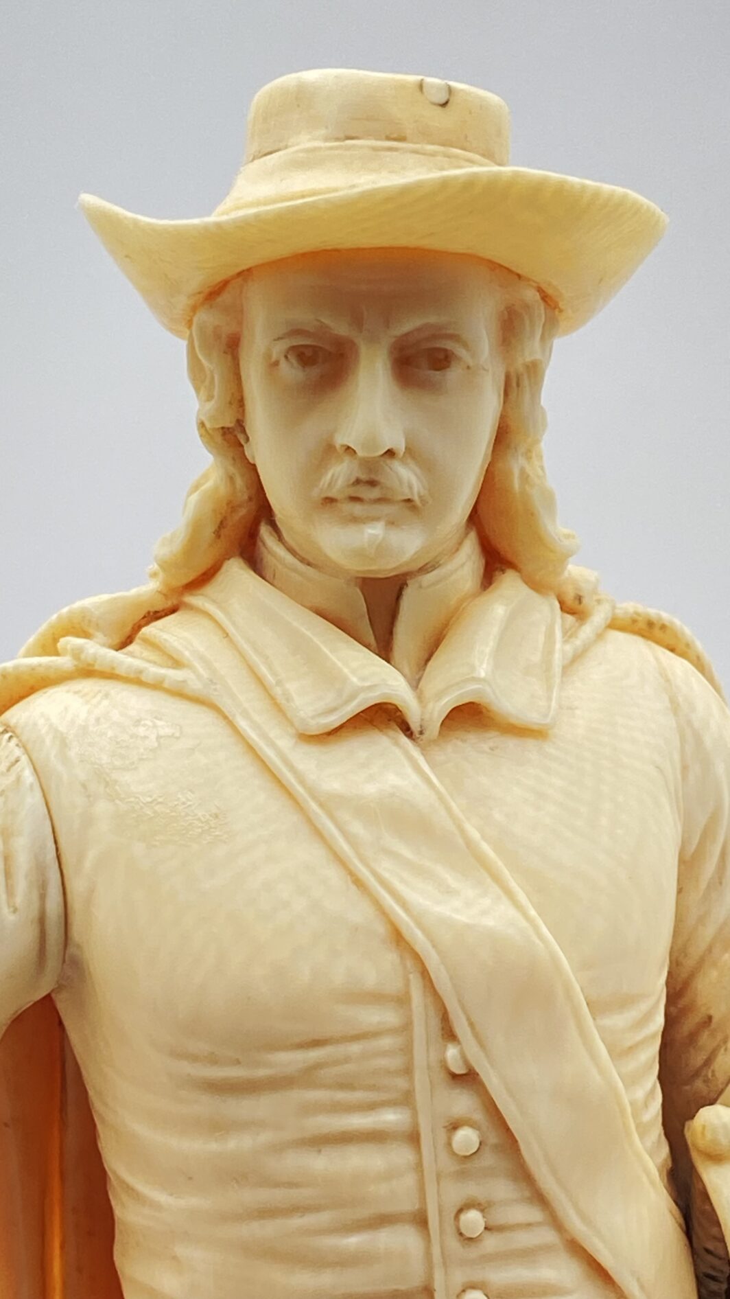 SCULTURA IN AVORIO CON BASE IN LEGNO EBANIZZATO, FRANCIA DIEPPE XVIII SECOLO, CAPOLAVORO MUSEALE DI SCULTURA SETTECENTESCA - immagine 2