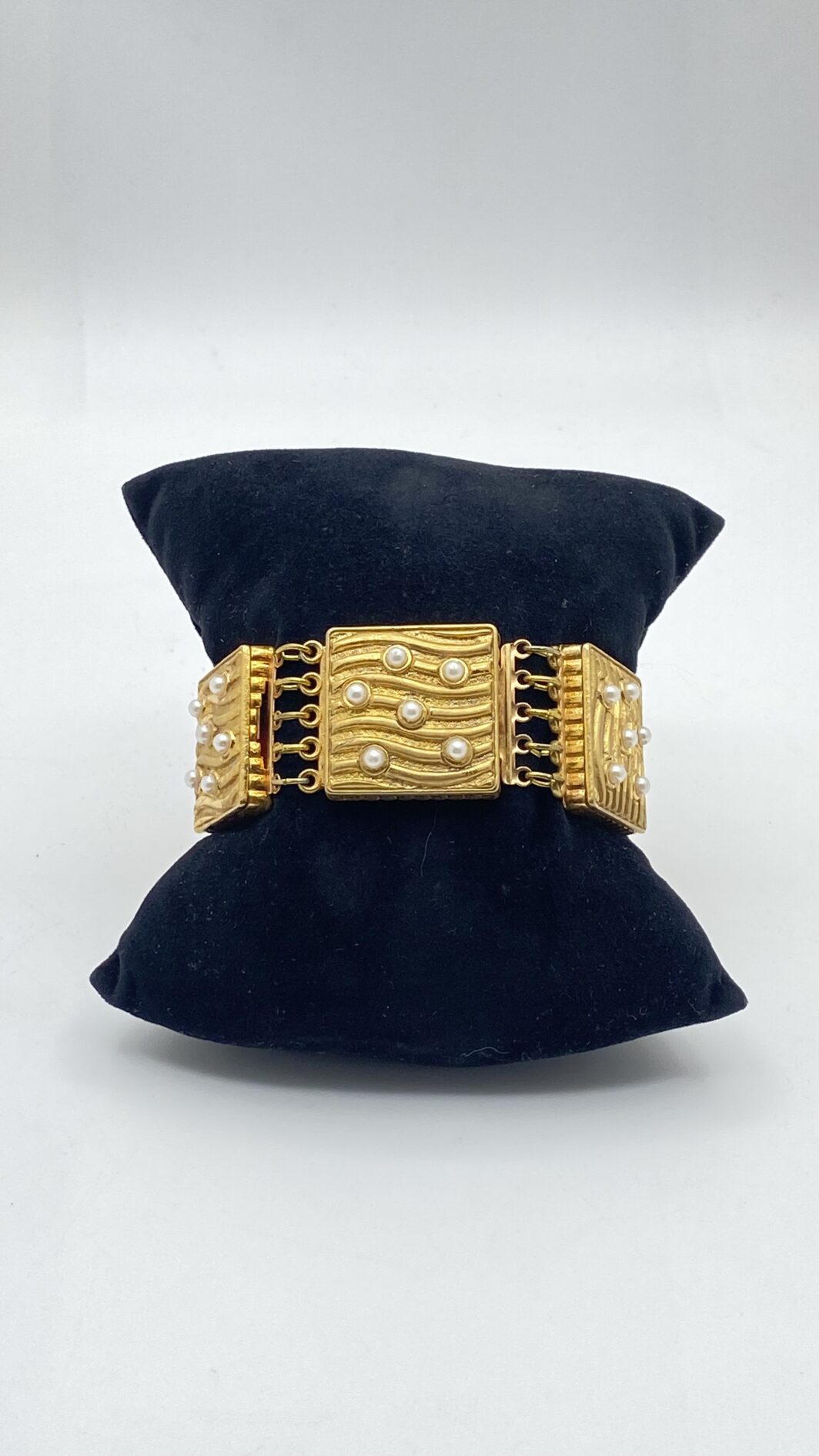 RAFFINATO BRACCIALE IN METALLO GOLDTONE E MICROPERLE. BIGIOTTERIA AMERICANA VINTAGE  ANNI ‘50. - immagine 2