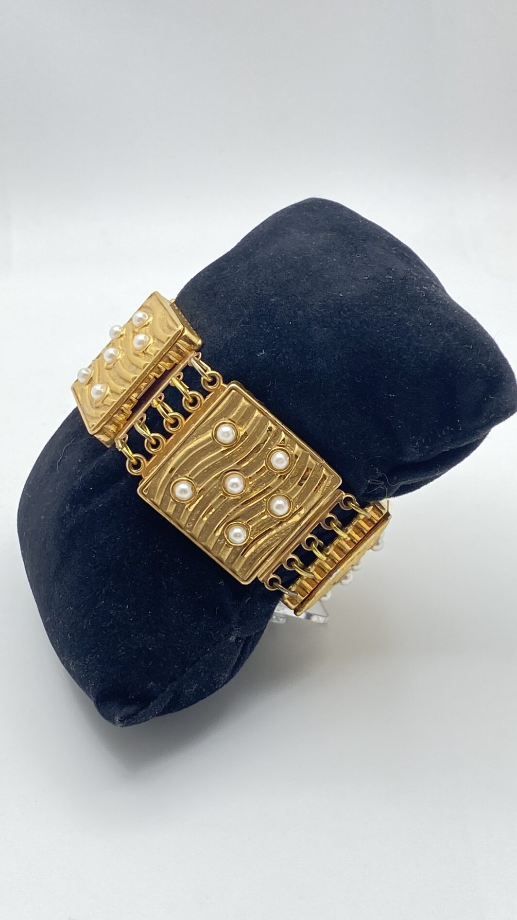 RAFFINATO BRACCIALE IN METALLO GOLDTONE E MICROPERLE. BIGIOTTERIA AMERICANA VINTAGE  ANNI ‘50. - immagine 3