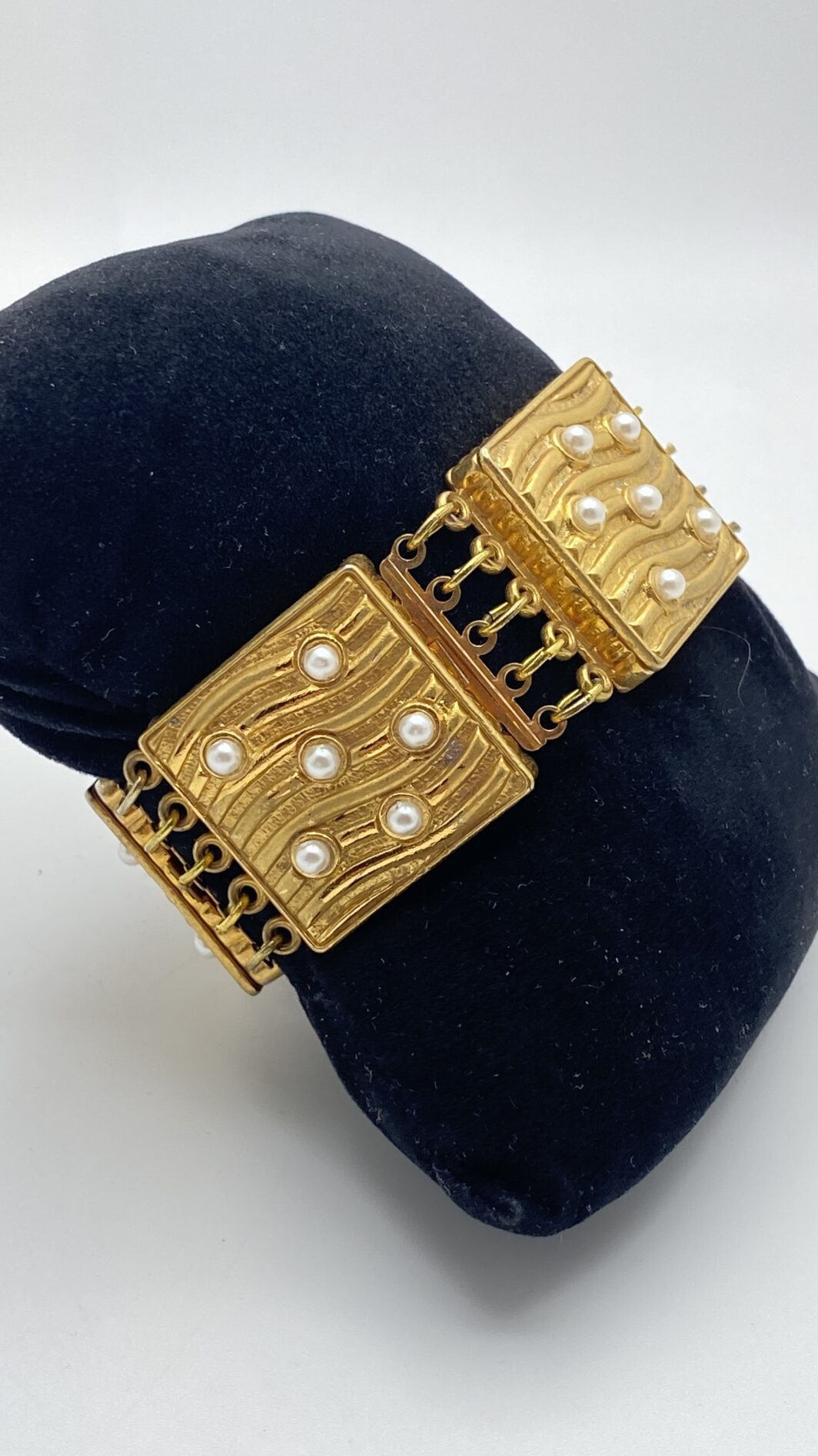 RAFFINATO BRACCIALE IN METALLO GOLDTONE E MICROPERLE. BIGIOTTERIA AMERICANA VINTAGE  ANNI ‘50.