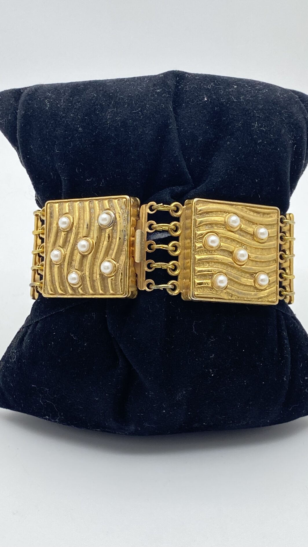 RAFFINATO BRACCIALE IN METALLO GOLDTONE E MICROPERLE. BIGIOTTERIA AMERICANA VINTAGE  ANNI ‘50. - immagine 5