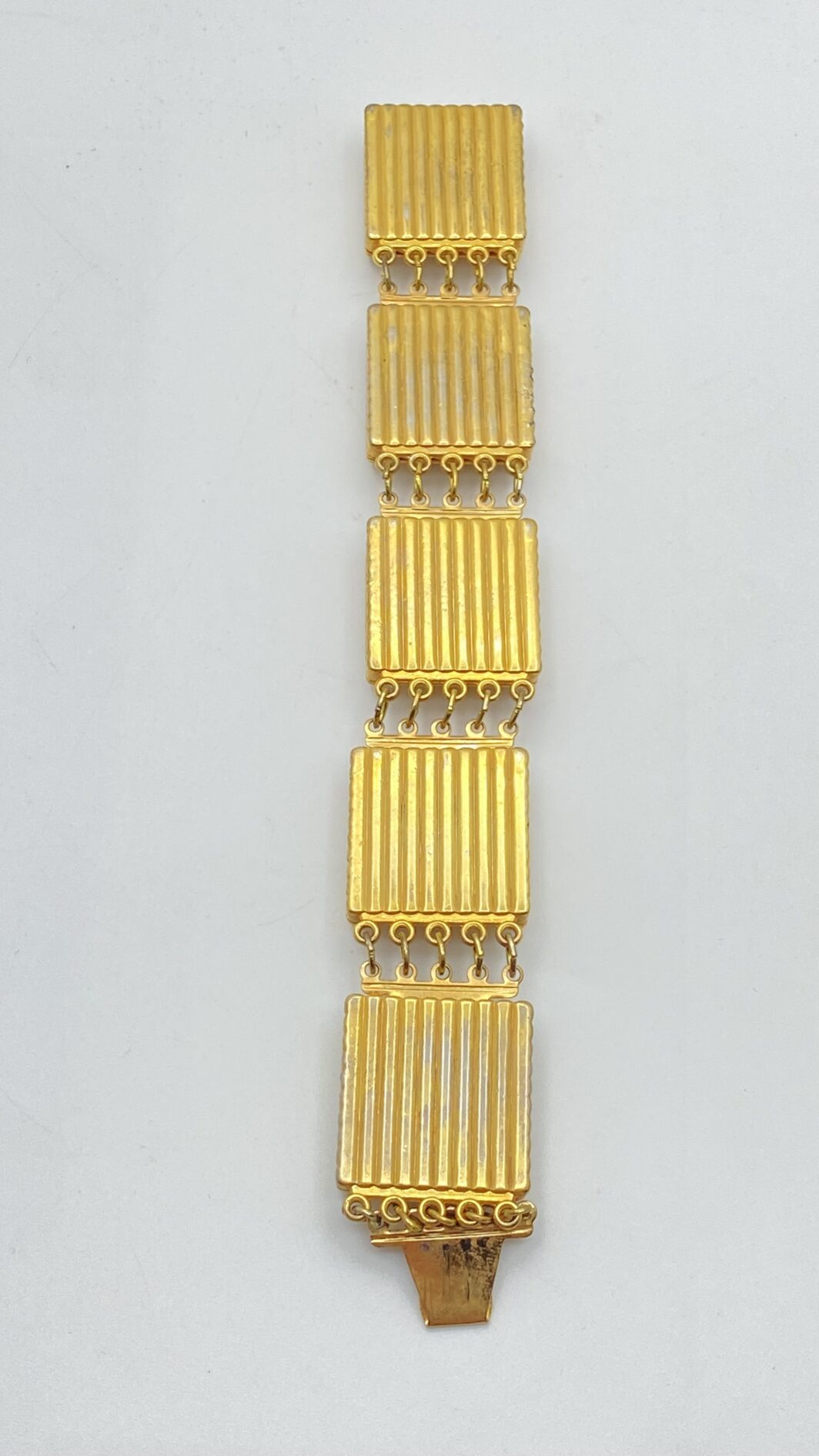 RAFFINATO BRACCIALE IN METALLO GOLDTONE E MICROPERLE. BIGIOTTERIA AMERICANA VINTAGE  ANNI ‘50. - immagine 6