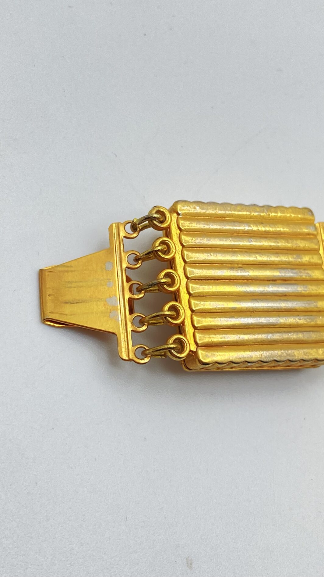 RAFFINATO BRACCIALE IN METALLO GOLDTONE E MICROPERLE. BIGIOTTERIA AMERICANA VINTAGE  ANNI ‘50. - immagine 7