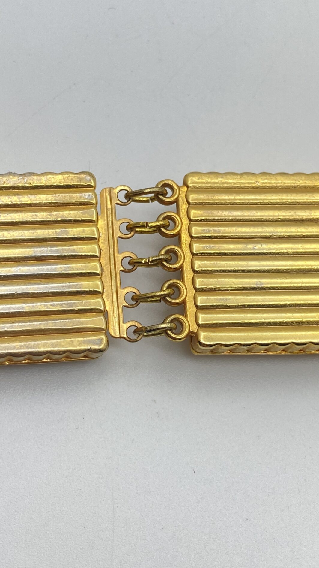 RAFFINATO BRACCIALE IN METALLO GOLDTONE E MICROPERLE. BIGIOTTERIA AMERICANA VINTAGE  ANNI ‘50. - immagine 8
