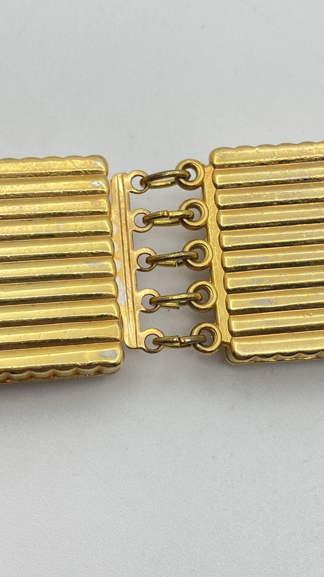 RAFFINATO BRACCIALE IN METALLO GOLDTONE E MICROPERLE. BIGIOTTERIA AMERICANA VINTAGE  ANNI ‘50. - immagine 9