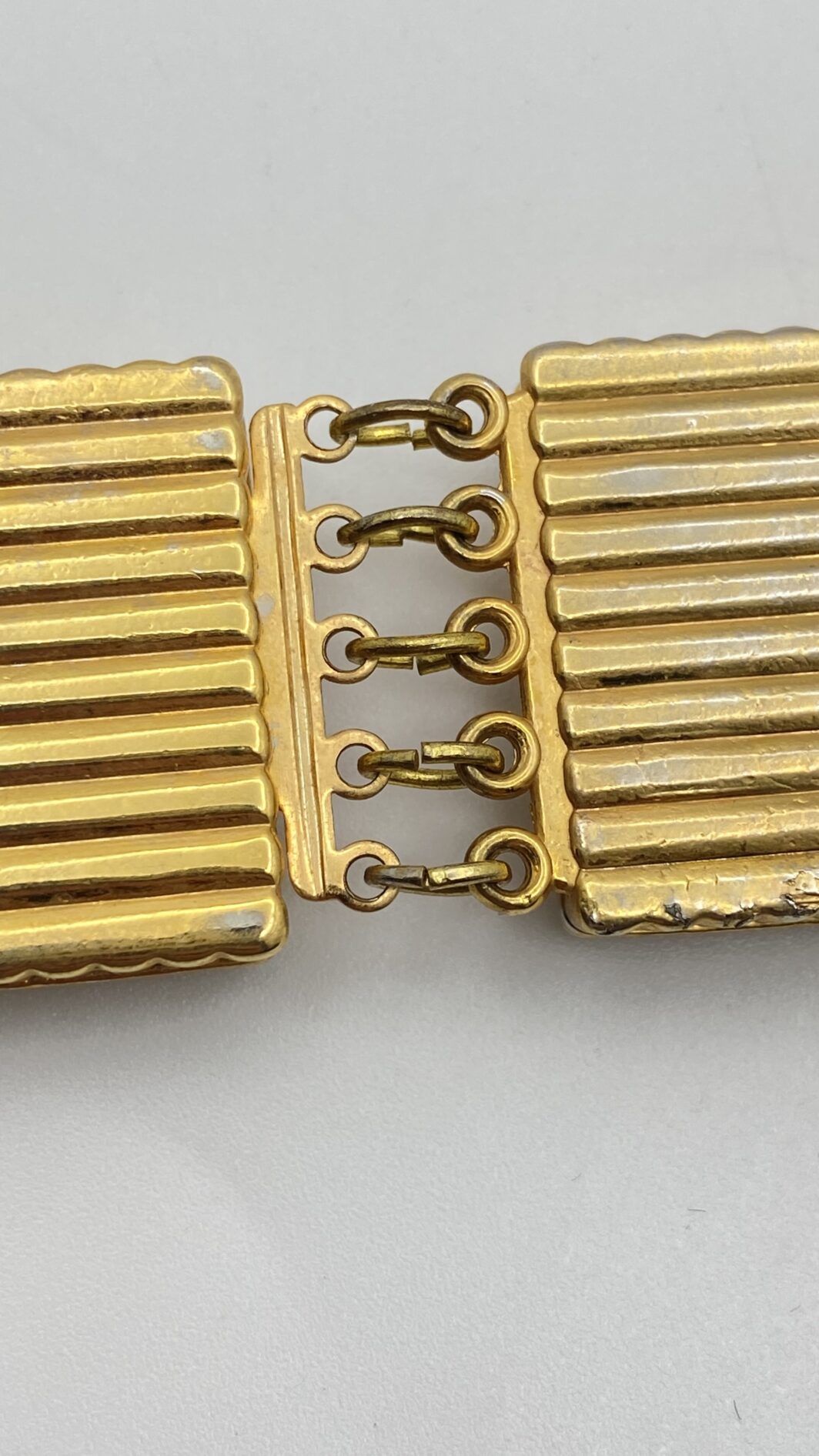 RAFFINATO BRACCIALE IN METALLO GOLDTONE E MICROPERLE. BIGIOTTERIA AMERICANA VINTAGE  ANNI ‘50. - immagine 10